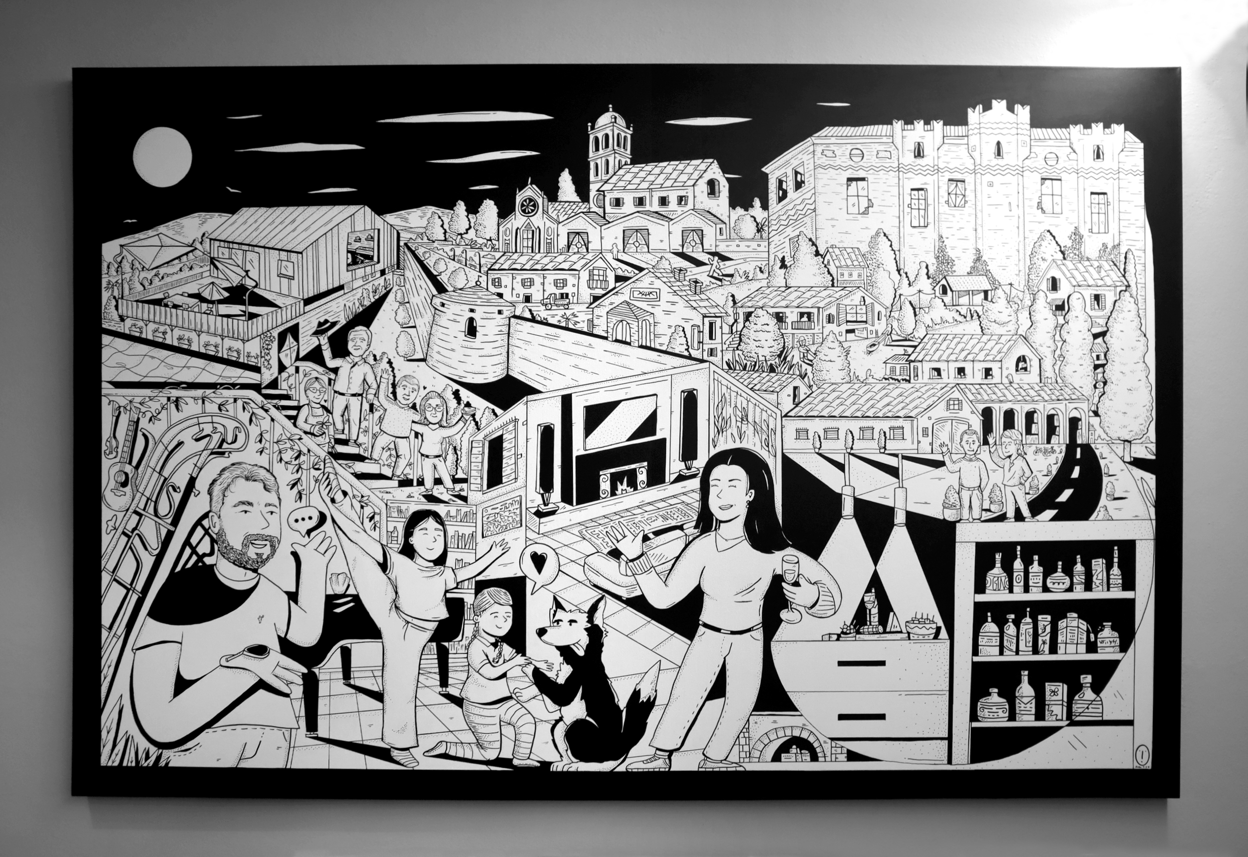 Immagine di un dipinto in bianco e nero che rappresenta una scena di una città o di un paese, con edifici storici, persone che socializzano in un bar o ristorante, e uno sfondo di montagne sotto la luna piena.