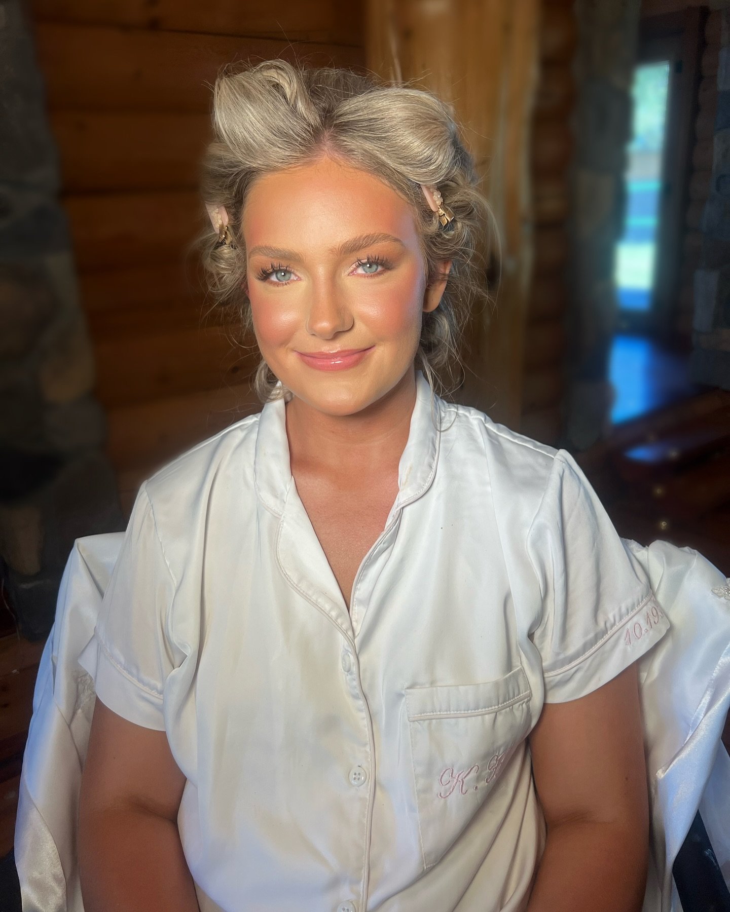 This look was absolutely giving BRIDE!!! Not too much but just enough to enhance her features, show up on camera and make her eyes pop ! ✨

Thank you for having me as your bridal makeup artist Kassy!! It was such a fun &amp; memorable morning with yo