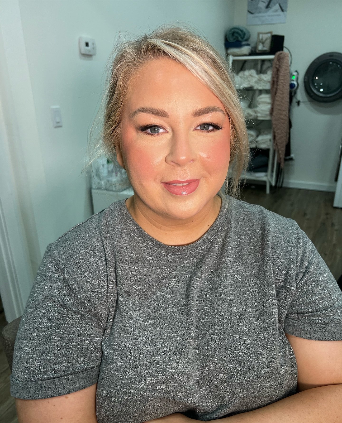 My first glam back after a few weeks off for all of my wedding festivities, I&rsquo;m feeling so refreshed and ready to get ittttt

Business headshot makeup for my favorite ladies at waxpro !!! The only place I trust to do my lash lifts and brows, ch