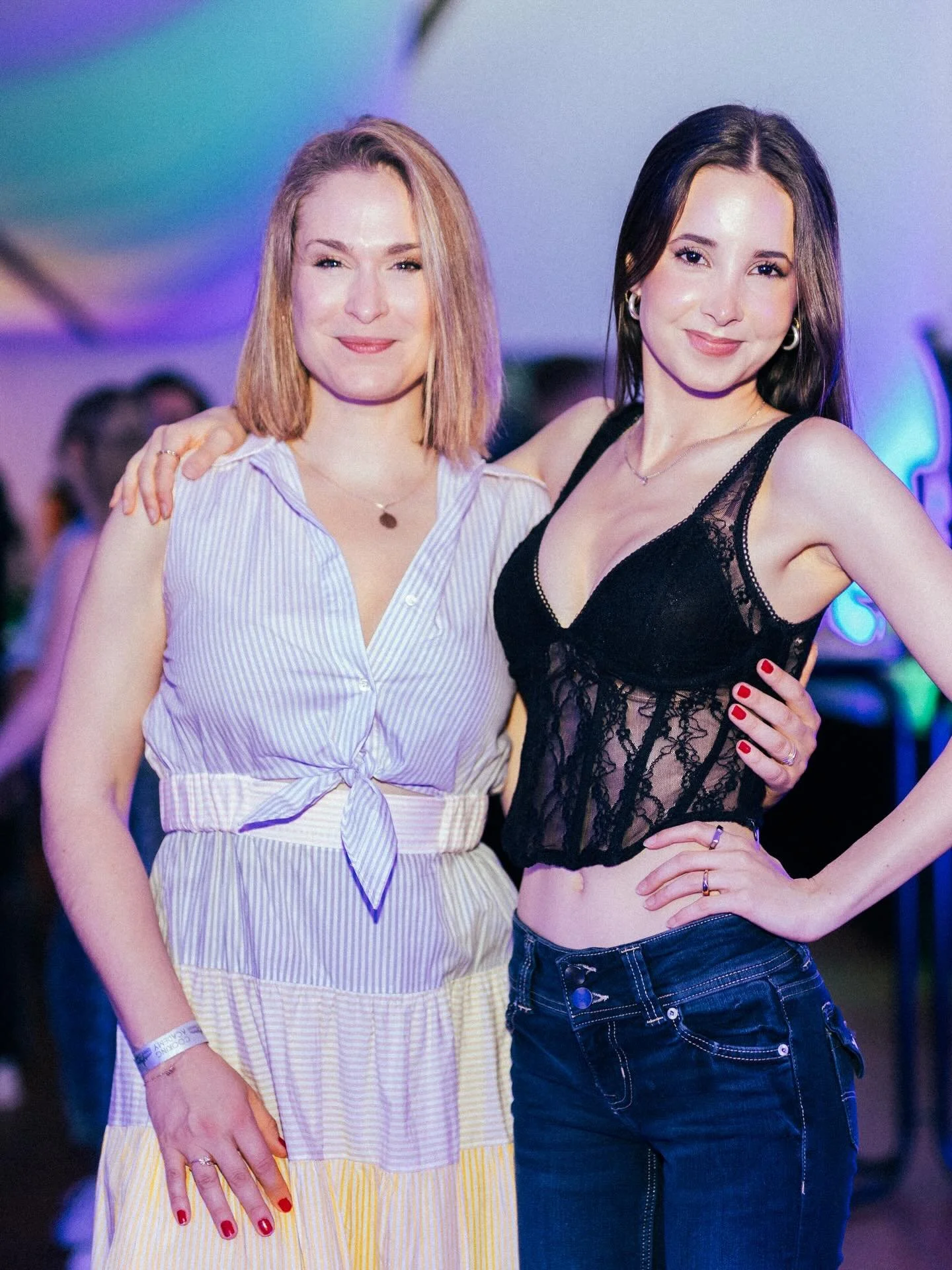 Morgen einfach mit dieser Ikone streamen @leawoitack.official ❤️
Auf @twoluckys bei @twitch.de schauen wir morgen um 19:30 Uhr zusammen die Cooking Academy! 🌶️
Seid bereit f&uuml;r unsere liebsten Mathilda Momente, wir k&ouml;nnen es garnicht abwart