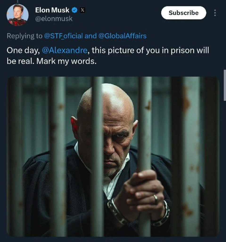 Homem com cabeça raspada, de expressão séria, juntando as mãos em oração atrás de grades de prisão.