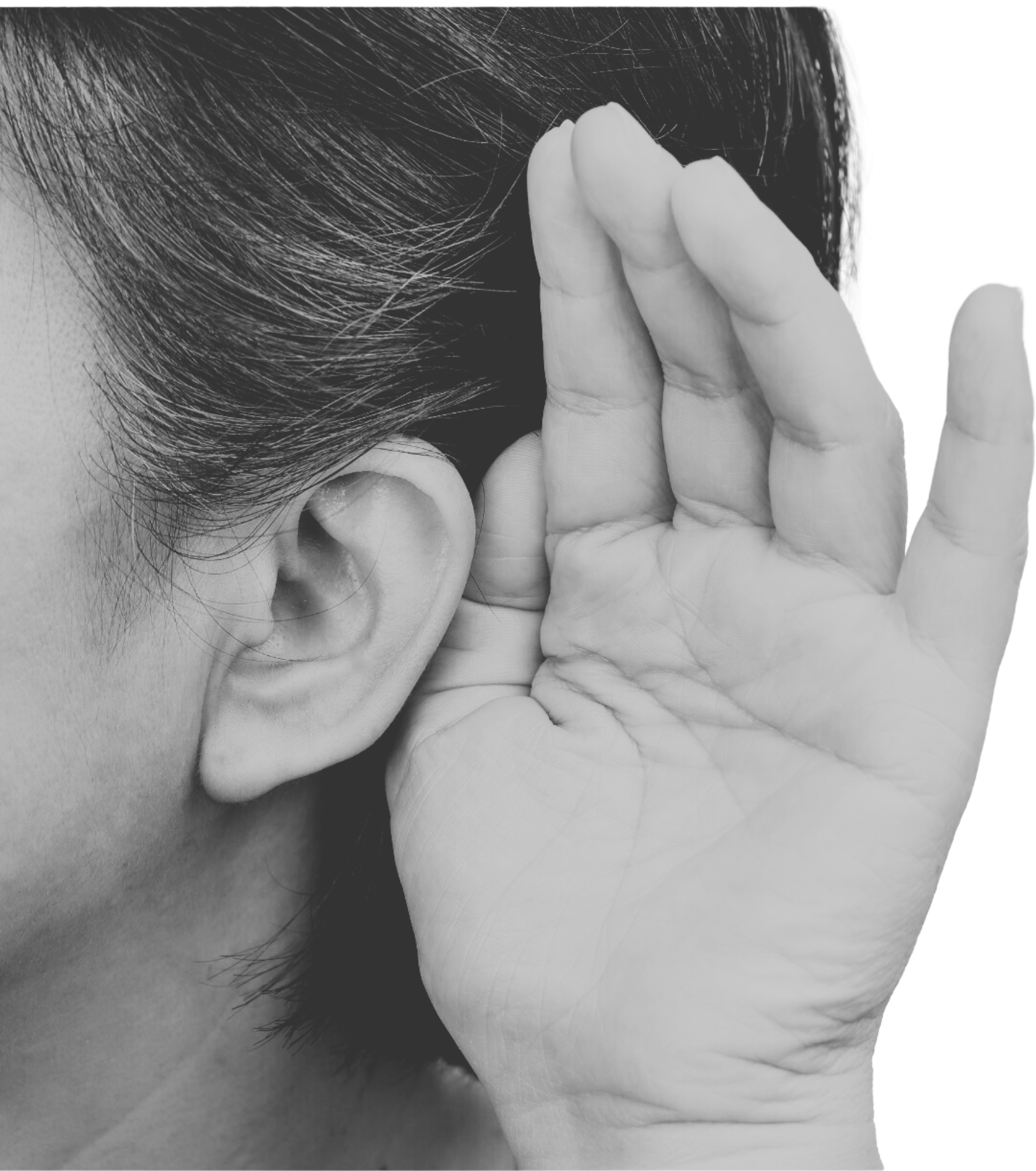 Pessoa cobrindo a orelha com a mão, ouvindo atentamente, em preto e branco.