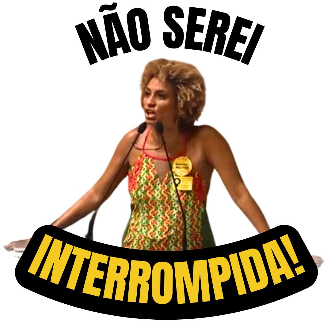 Mulher com cabelo cacheado e expressão emocionada, falando em um palanque com microfone, usando vestido colorido, com a palavra "INTERROMPIDA!" em destaque na frente