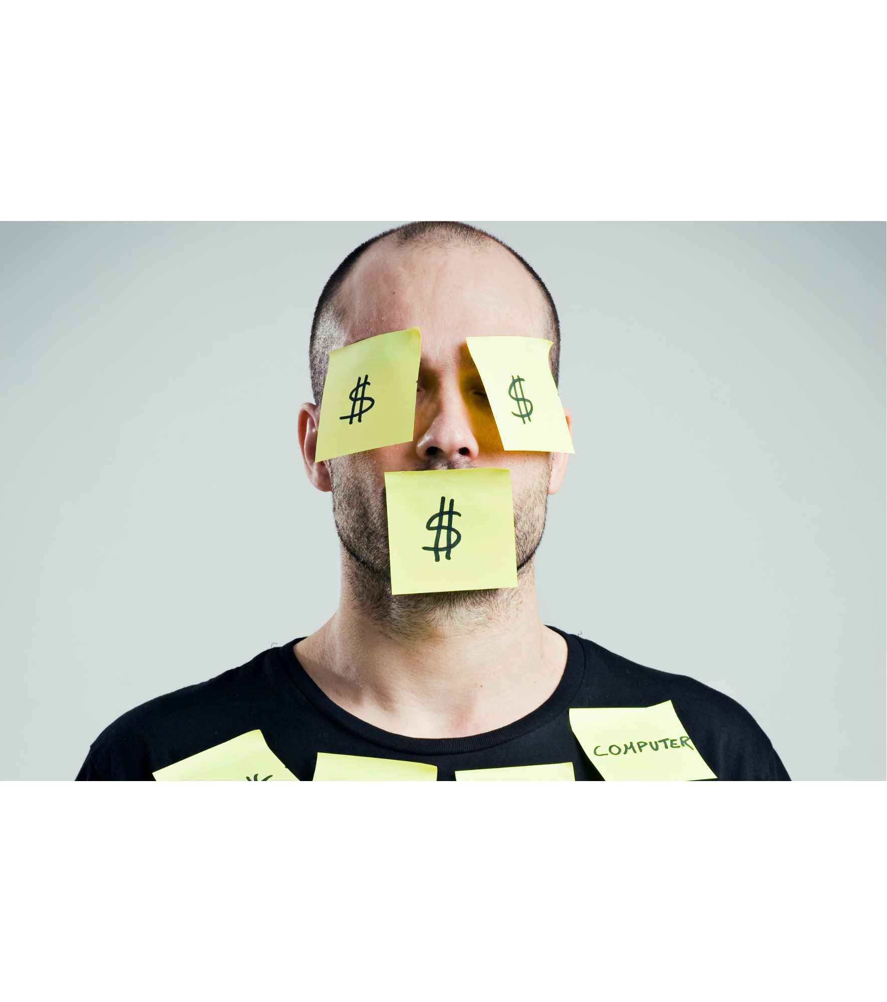 Homem com post-its com símbolo de dólar no rosto, cobrindo os olhos, nariz e boca, e outros post-its com palavras na camiseta.