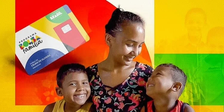 Foto de uma mulher com duas crianças sorrindo, com fundo de cores vermelho, amarelo e verde, e uma caderneta do programa Família na mão.
