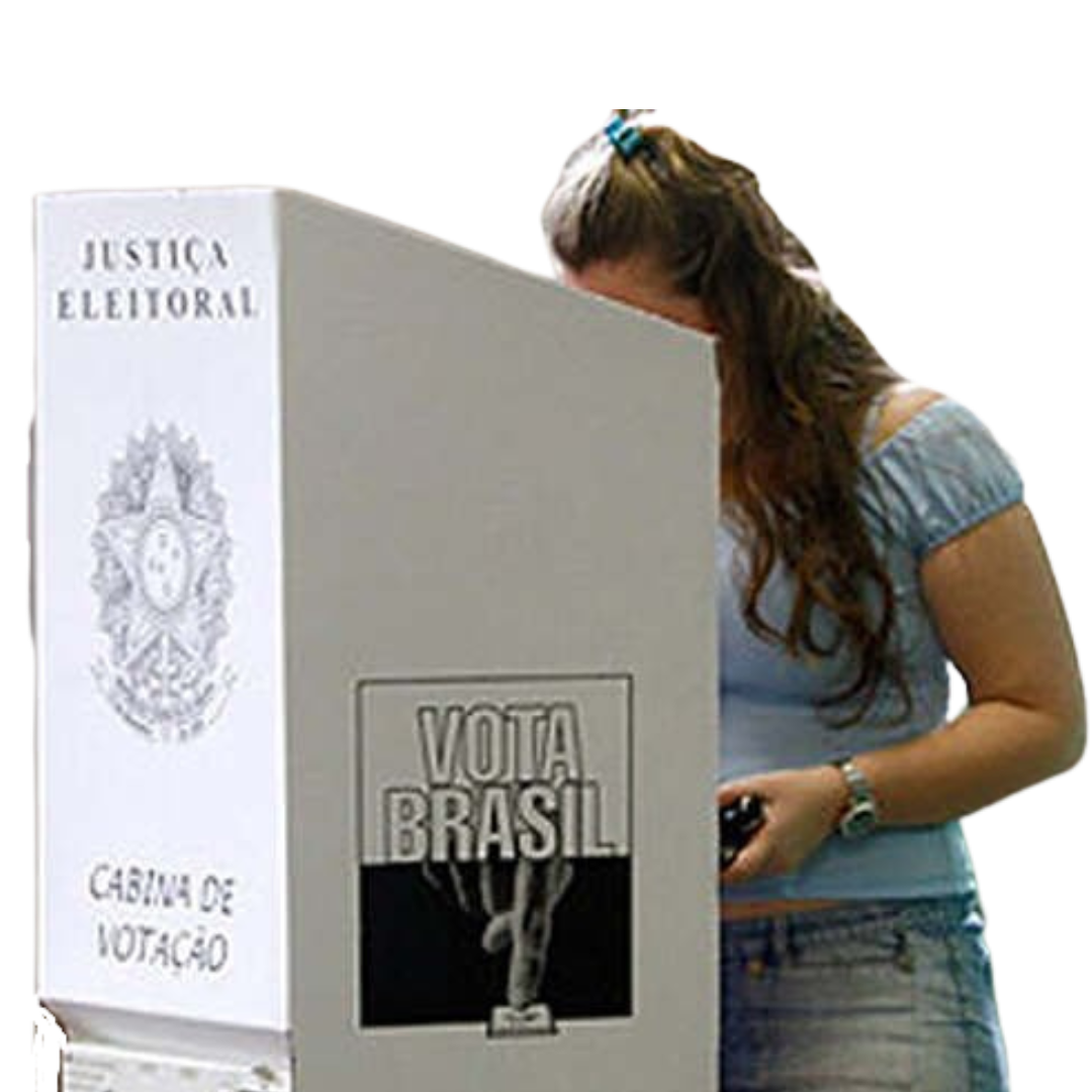 Mulher votando na urna eletrônica com a câmera de votação de fumar na frente, com textos 'Justiça Eleitoral' e 'Cabina de votação' visíveis.