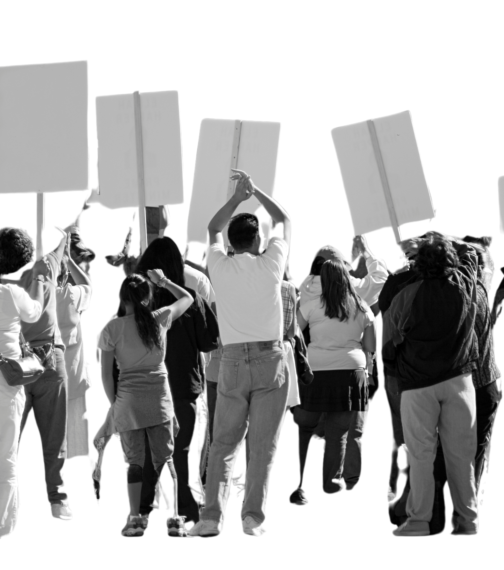 Grupo de pessoas participando de um protesto ou manifestação, segurando cartazes e faixas.