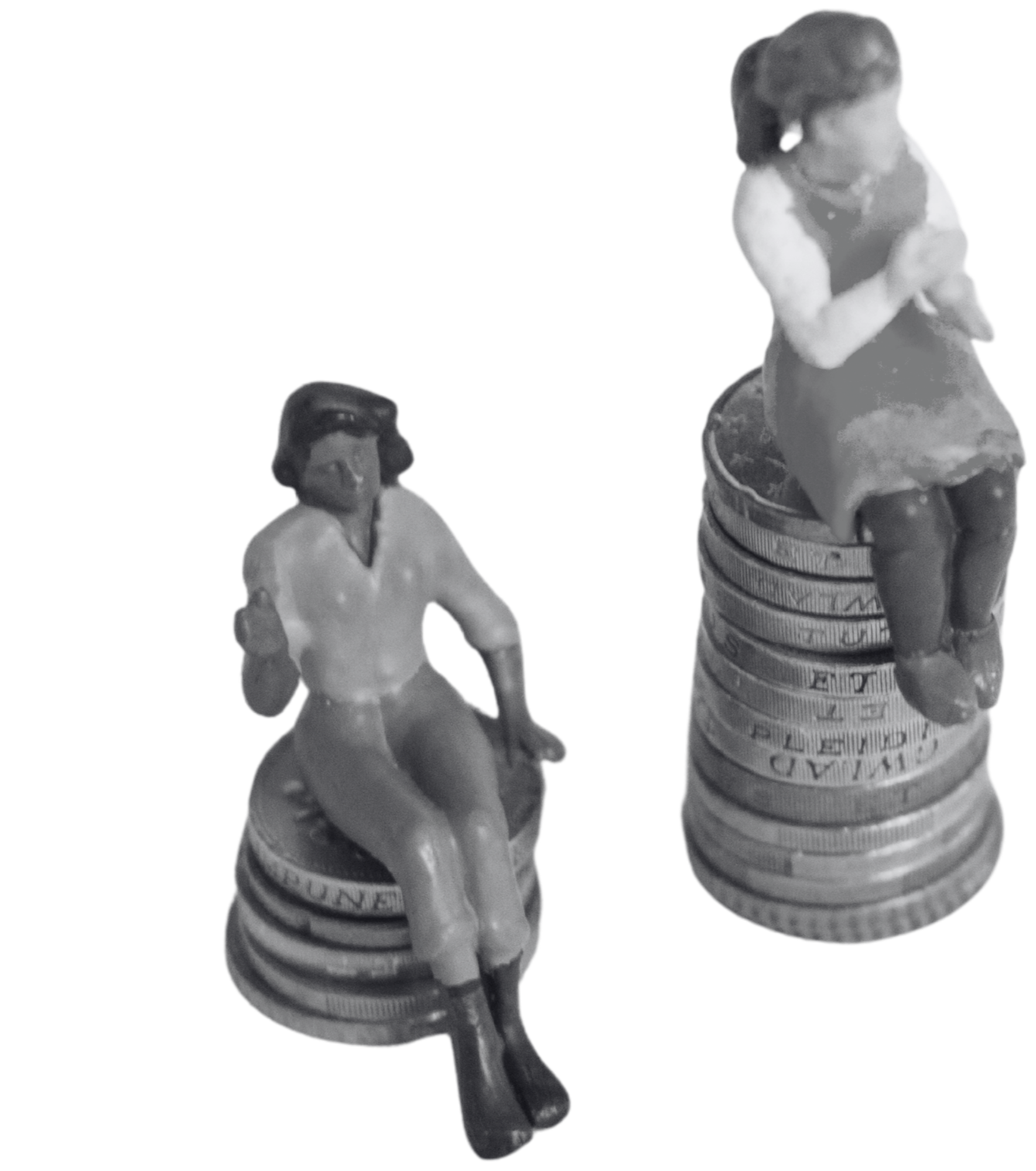 duas figuras de mulheres de porcelana em posições diferentes, uma sentada sobre uma pilha de moedas e outra em cima de uma pilha de moedas, ambas vestindo roupas vintage
