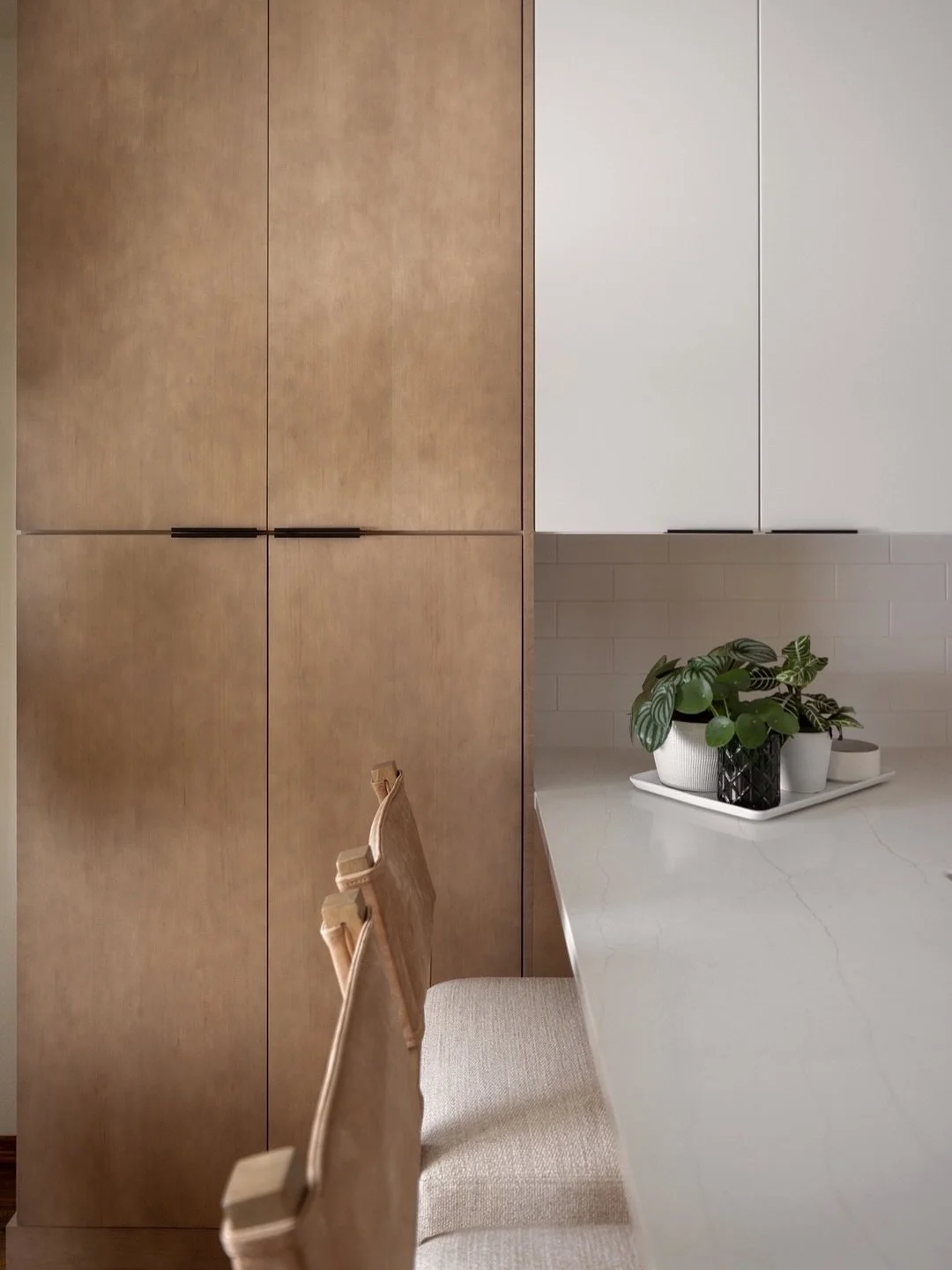 Sleek. Streamlined. Modern.
⠀⠀⠀⠀⠀⠀⠀⠀⠀
This kitchen embraces everything we love about modern design &mdash; clean lines, thoughtful materials, and a layout that feels effortless. But here&rsquo;s the thing: modern often gets misunderstood as cold or m