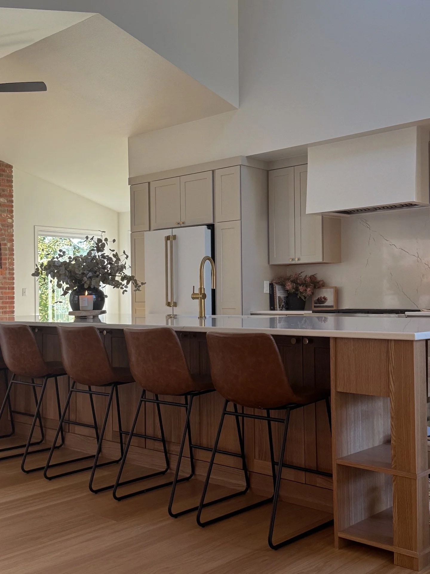 Swipe to the end to see our favorite part of this kitchen: shelves that actually hold your real life. The kids&rsquo; toys, the books you love, the little signs that this space is truly lived in and loved. ✨