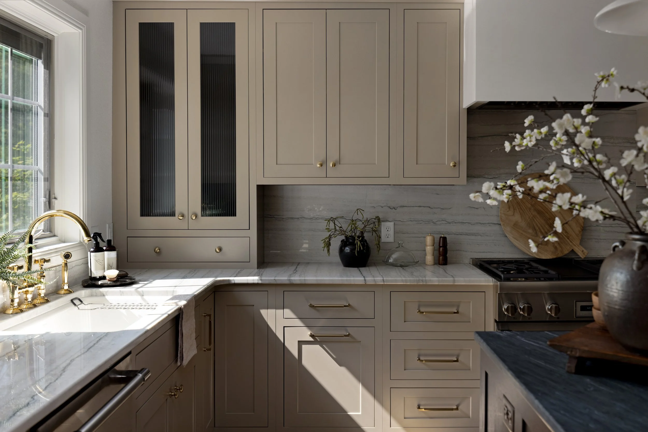 Transitional Kitchen Remodel by Hannesson Home Interior Design & Cabinet Studio — Project 1 project photo