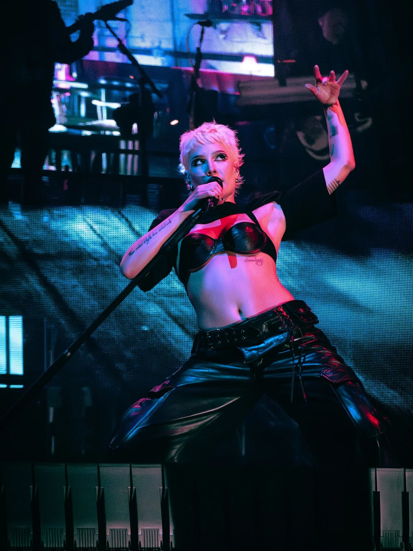 HALSEY BACK TO BADLANDS AMSTERDAM 🌪️

all shot on my point &amp; shoot from the crowd