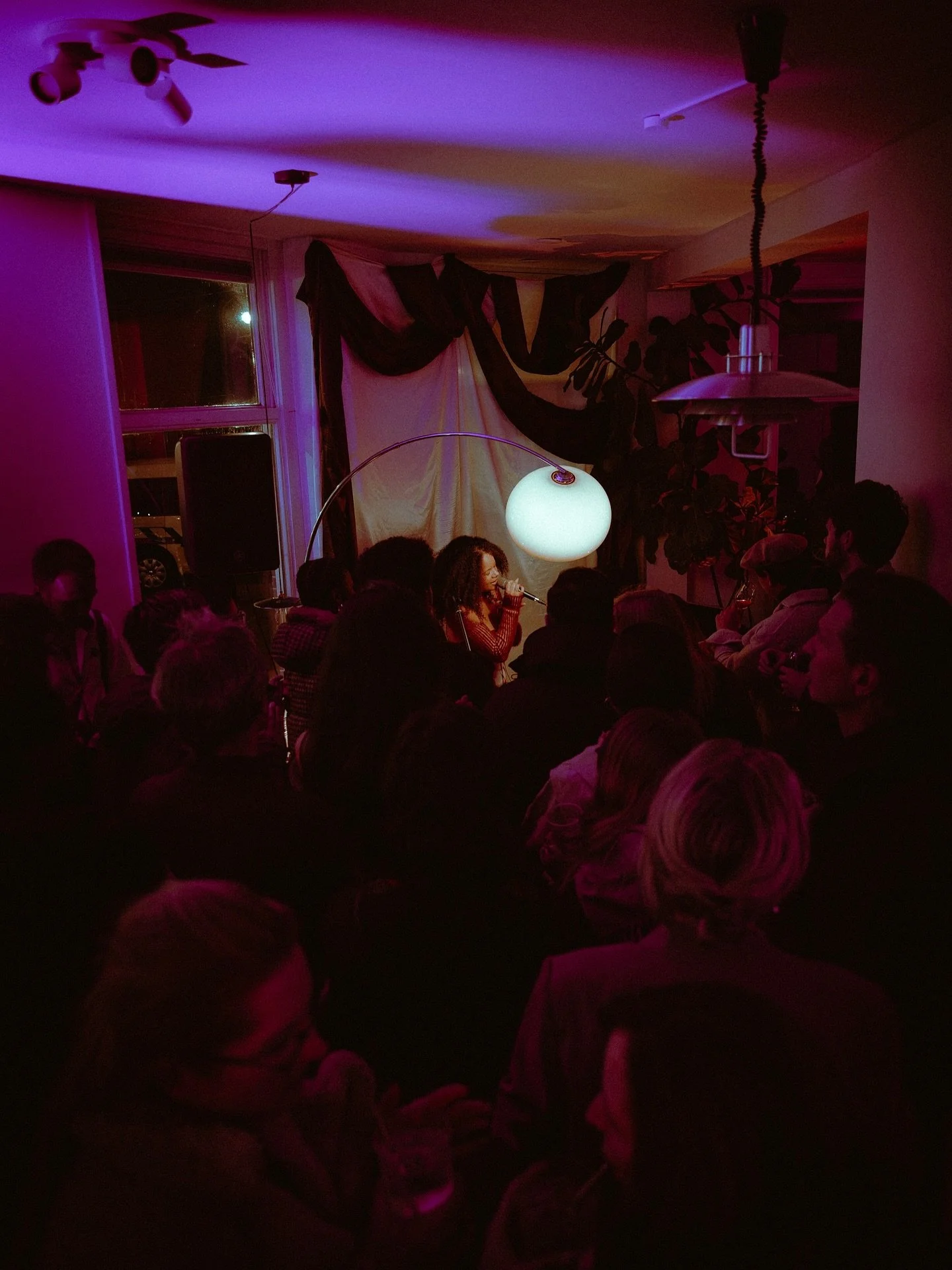 An intimate session with @yaomiaimee at @heisa.koffiebar during @uitnachtarnhem last week 🛋️