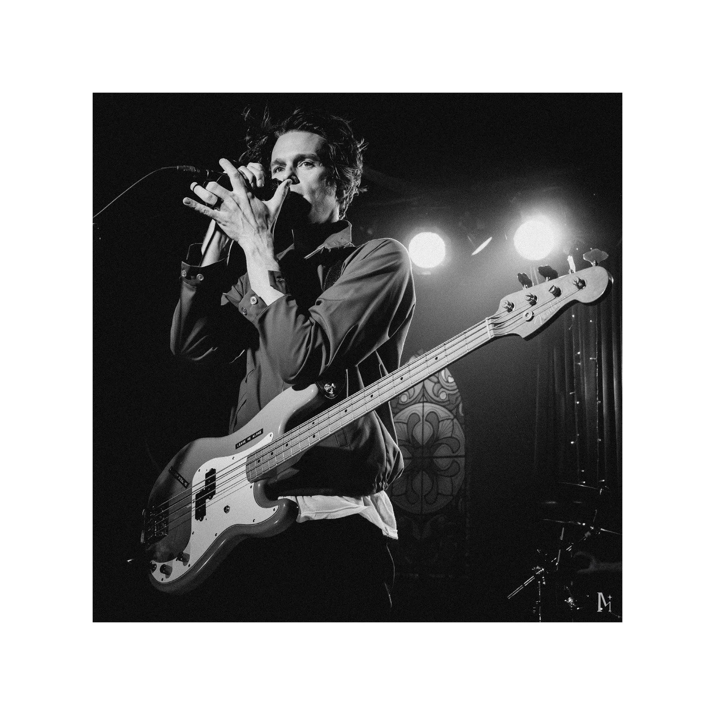 IDKHOW, but these moments @velourlive were pure magic! ✨ Gear Used: @canonusa EOS R8, 25-50mm f/5.6
Photographer: @mooreimagery
Venue: @velourlive 
Band: @idkhow @dallonweekes @anthonypurpura @isaacpaulr @ronniestrauss__