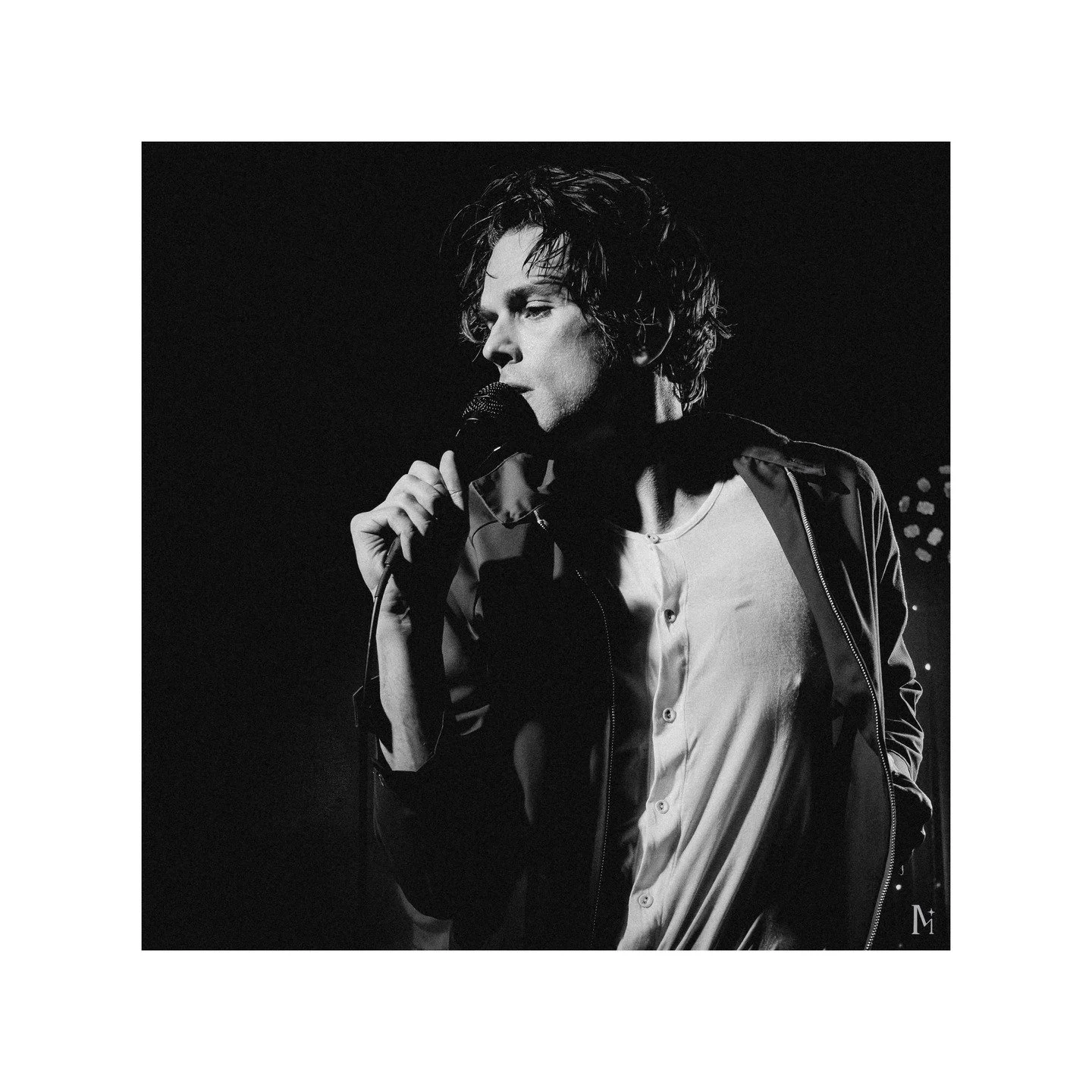 Dallon Weekes giving us that good ol' fashioned razzmatazz @velourlive 🎷 
Gear Used: @canonusa EOS R8, 25-50mm f/5.6
Photographer: @mooreimagery
Venue: @velourlive 
Band: @idkhow @dallonweekes @anthonypurpura @isaacpaulr @ronniestrauss__