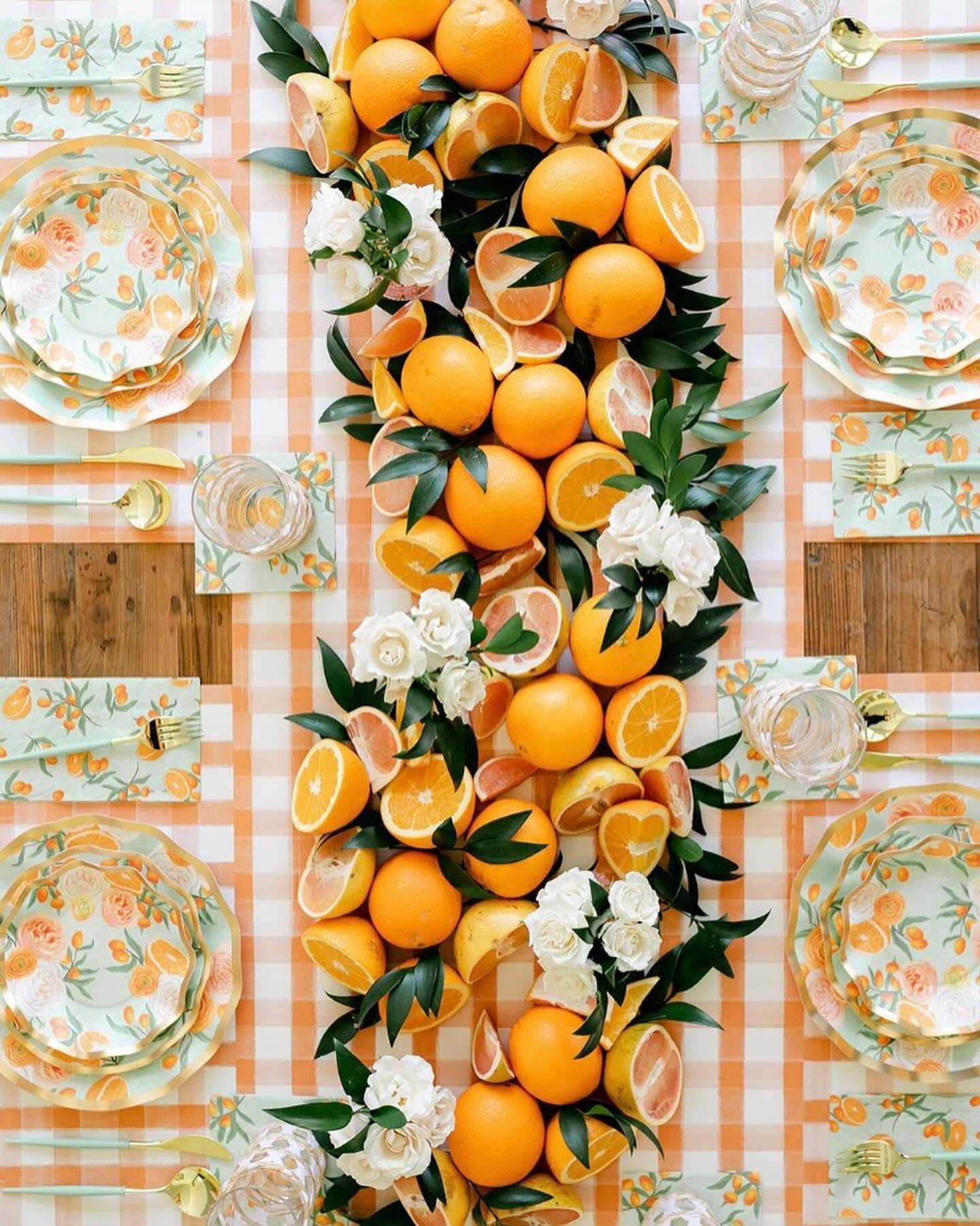 Orange you glad it&rsquo;s Friday 😉🍊

A fun, fresh, all-paper tablescape with @sophistiplate