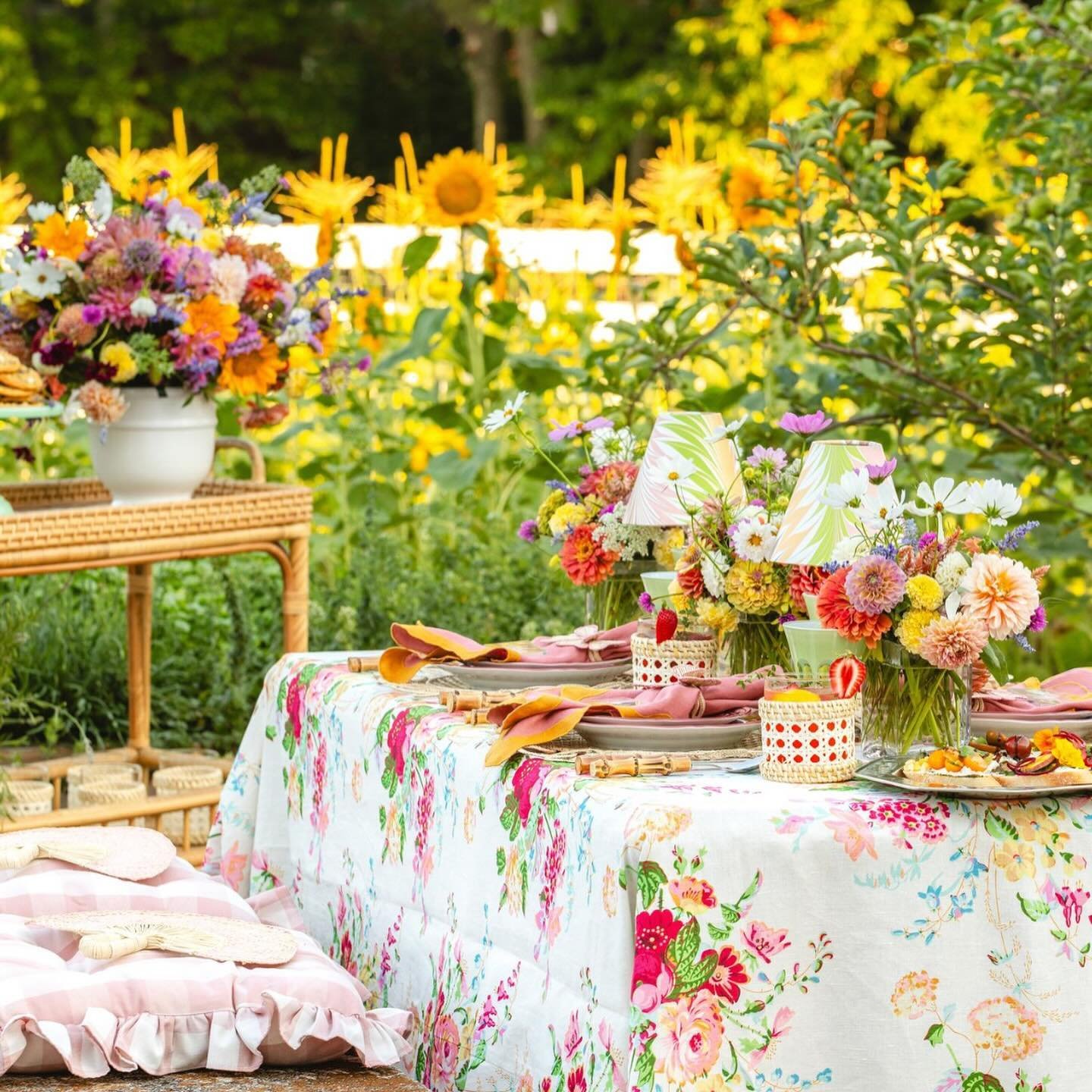 Rounding out the feed with a few more images from the dining area of our game-day ladies luncheon for @flowermagazine. These pictures make me look forward to soaking up the sun this summer and entertaining outdoors. Have a great weekend friends! 💛☀️
