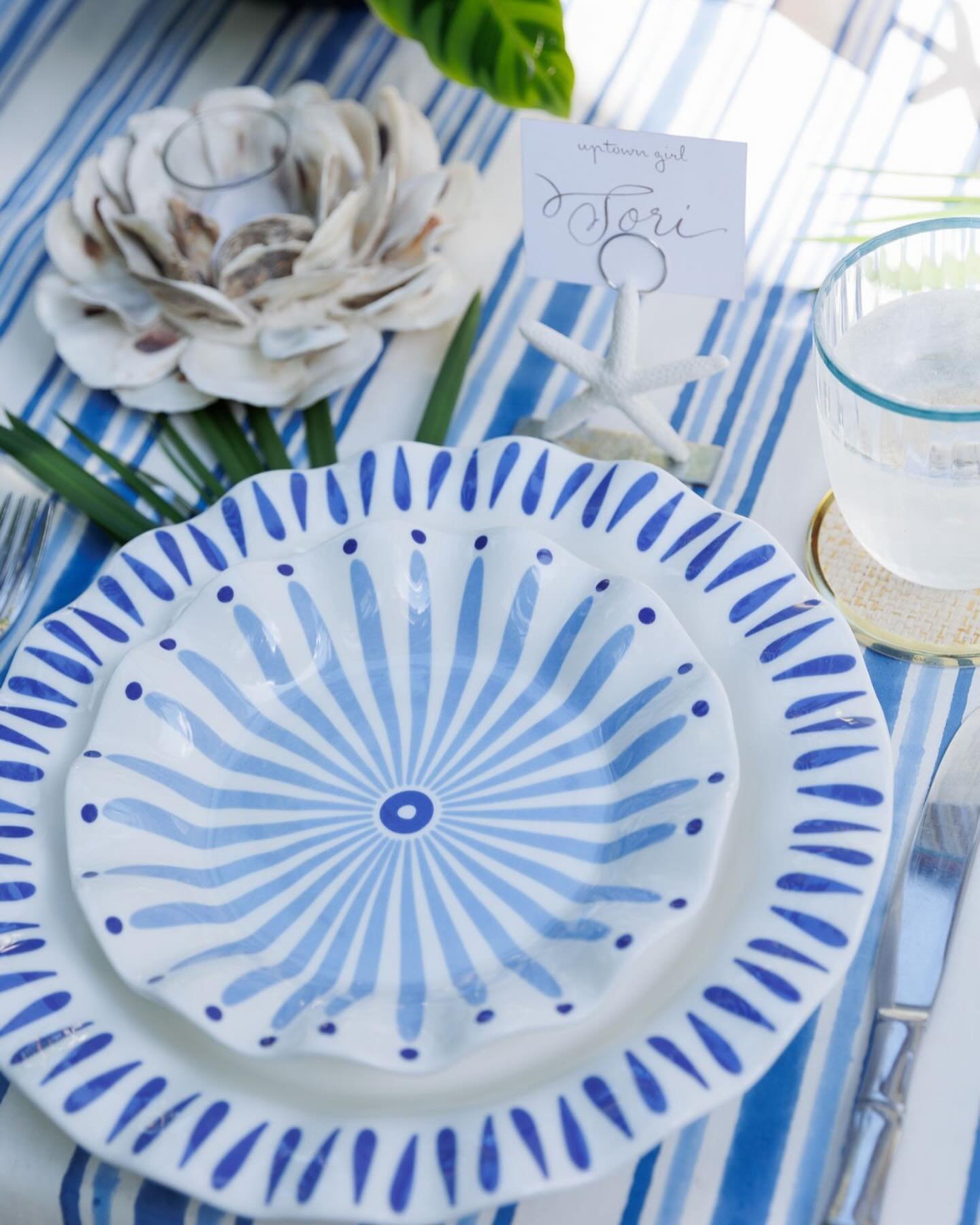 If you&rsquo;re in the market for chic coastal decor, look no further than @cailinicoastal. I love everything she curates for her online shop, and I had the best time styling some of her beautiful dinnerware and new linens while in Palm Beach. Once a