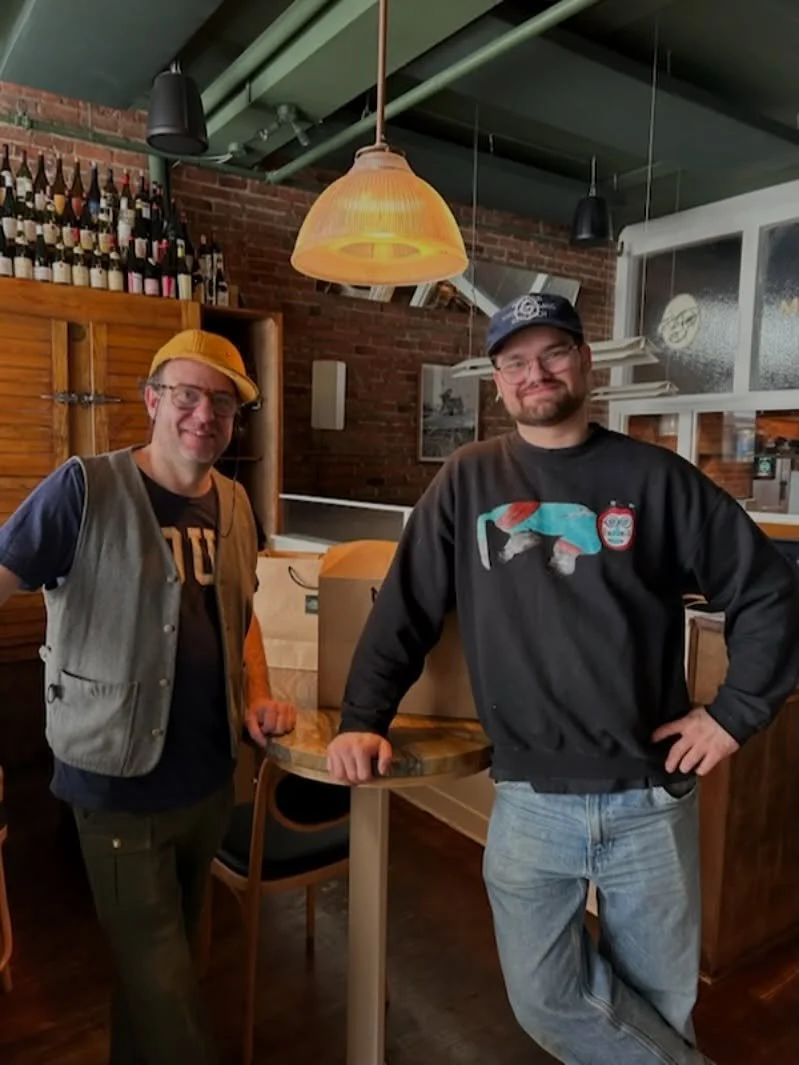 2e arr&ecirc;t de notre tourn&eacute;e: on est all&eacute;s voir @hugue_dufour - qui fait son grand retour au Qu&eacute;bec- et @ljosephr chef du @molenne.montreal &agrave; son restaurant. Ce fut l&rsquo;occasion de faire (re)d&eacute;couvrir nos d&e