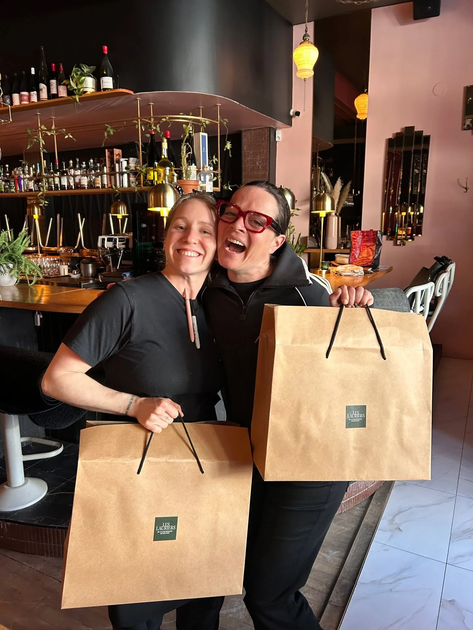 On profite de la venue de chefs inspirants pendant Montr&eacute;al en Lumi&egrave;re pour faire rayonner nos artisans et producteurs d&rsquo;exception 💛

8e arr&ecirc;t:  le @ratafiamontreal avec Colombe Saint-Pierre et Magie Marier. C'est lfun de f