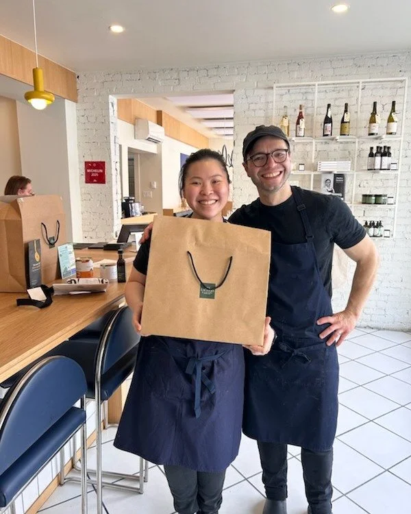 Notre tourn&eacute;e se poursuit alors que nous avons fait 4 arr&ecirc;ts. Notamment chez :
- @sabayon.mtl  o&ugrave; le chef @patrice_demers  recevait @maira.yeo , nomm&eacute;e  meilleure cheffe p&acirc;tissi&egrave;re d'Asie en 2022
- @hooganetbea