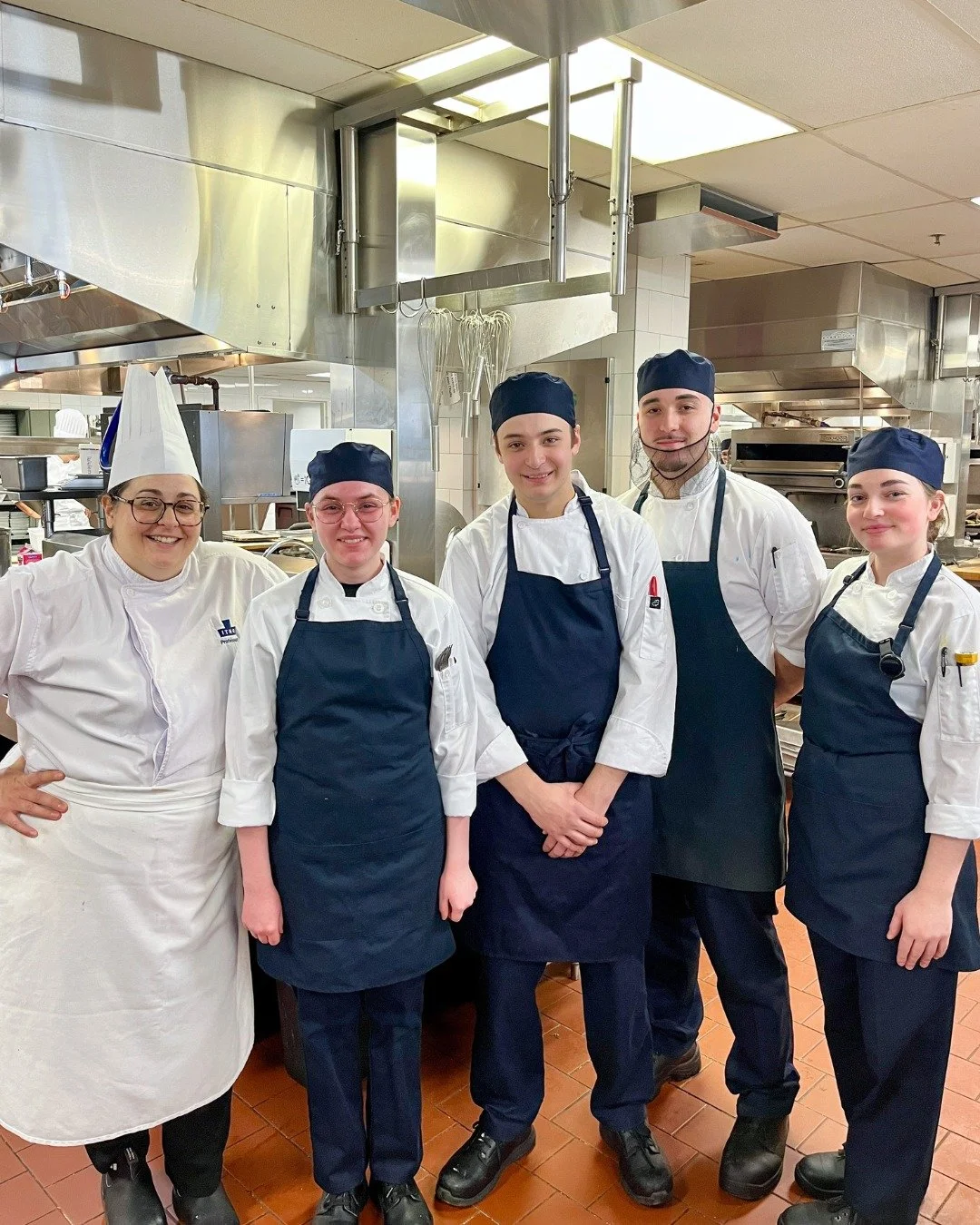 Encourageons la rel&egrave;ve !
​
Les &eacute;tudiants de l' @ithqofficiel , accompagn&eacute;(e)s de leur cheffe enseignante Pascale Beirouti, assurent exceptionnellement le service de la caf&eacute;t&eacute;ria les jeudis soirs.
​
Ils et elles sont