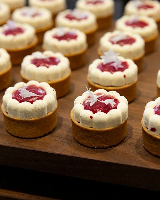 Nous tenons encore une fois &agrave; remercier nos partenaires qui ont fourni les bouch&eacute;es et boissons lors du d&eacute;voilement des finalistes 2026 qui s'est tenu chez @lightspeedhq lundi soir.
- @callebautchocolate (chocolats et bouch&eacut