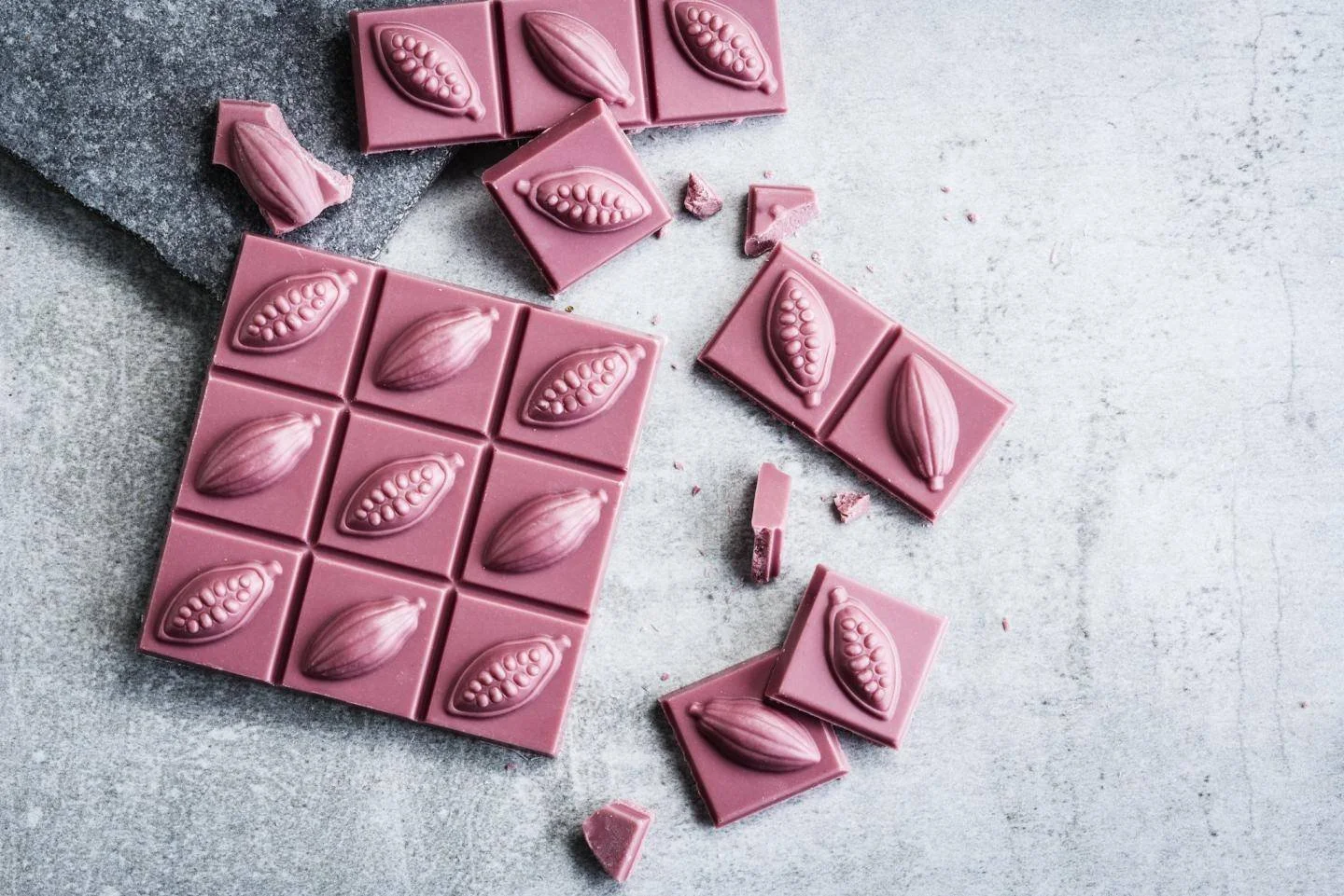 Dans La Presse ce matin, on d&eacute;mystifie le chocolat ruby. 
Encore peu connue, cette vari&eacute;t&eacute; pr&eacute;sent&eacute;e comme une quatri&egrave;me voie cacaot&eacute;e se veut une nouvelle exp&eacute;rience.
@callebautchocolate marque