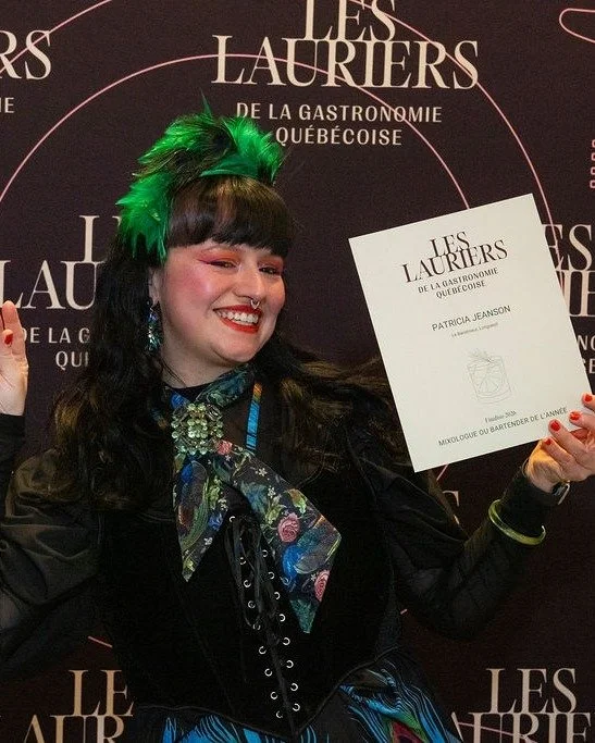 Vous avez jusqu'au 6 avril pour voter pour vos finalistes pr&eacute;f&eacute;r&eacute;s!
Dans la cat&eacute;gorie Mixologue de l'ann&eacute;e, pr&eacute;sent&eacute;e par la @lasaq , les finalistes 2026 sont:

-Patricia Jeanson, Le Baratineur, Longue