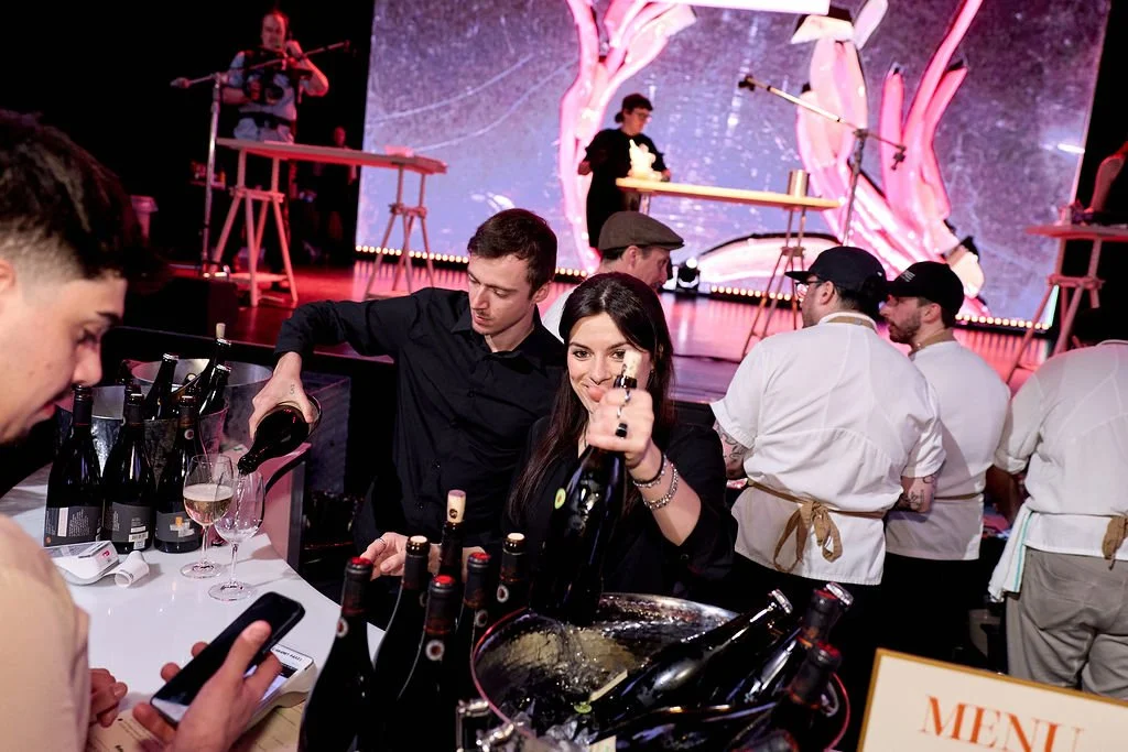 Mood du vendredi! 🥂
On se remet (encore) de notre soir&eacute;e de lundi.
Des performances gastronomiques impressionnantes, des chefs passionn&eacute;s, de d&eacute;licieuses bouch&eacute;es et cocktails, un DJ en feu et la plus belle crowd qu'il so