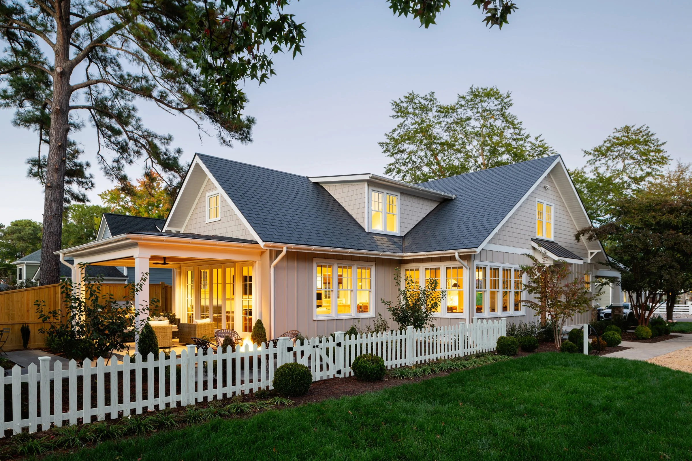 Craftsman bungalow with fence