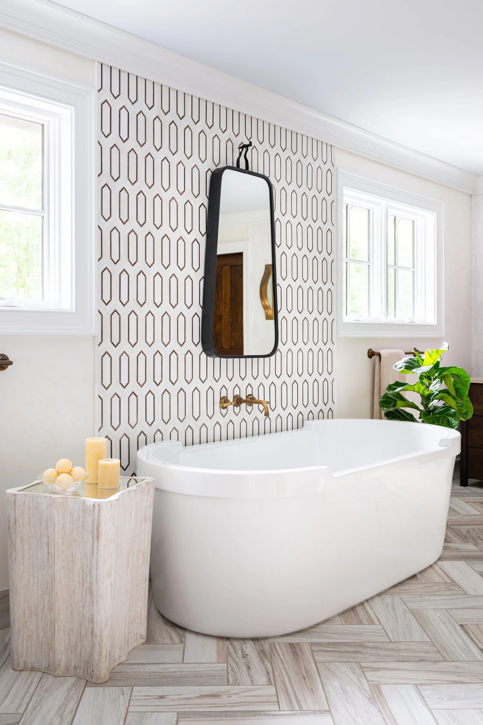 Soaking tub with contrasting tile