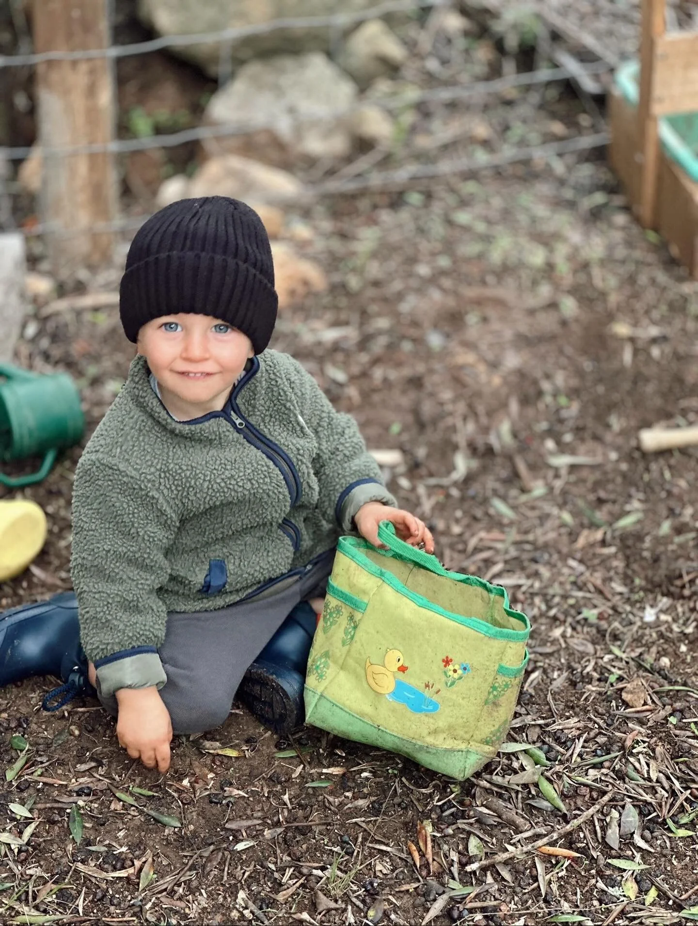 Boots on and smiles bright! This week at Wald we played, explored, and enjoyed every moment outdoors &mdash; rain and all! ☔️

__
Botas cal&ccedil;adas e sorrisos brilhantes! Esta semana, na Wald, brinc&aacute;mos, explor&aacute;mos e aproveit&aacute