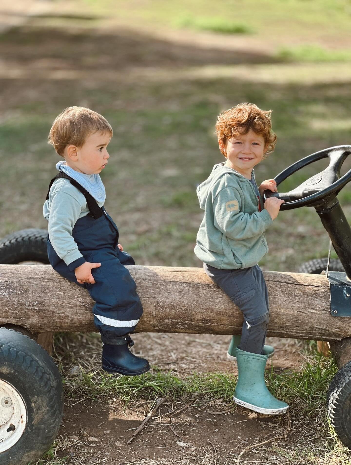 Learning with friends and playing in nature! This is our favourite kind of week at Wald 🤍🌿

__
Aprender com os amigos e brincar na natureza! Esta &eacute; a nossa maneira favorita de passar a semana na Wald 🤍🌿