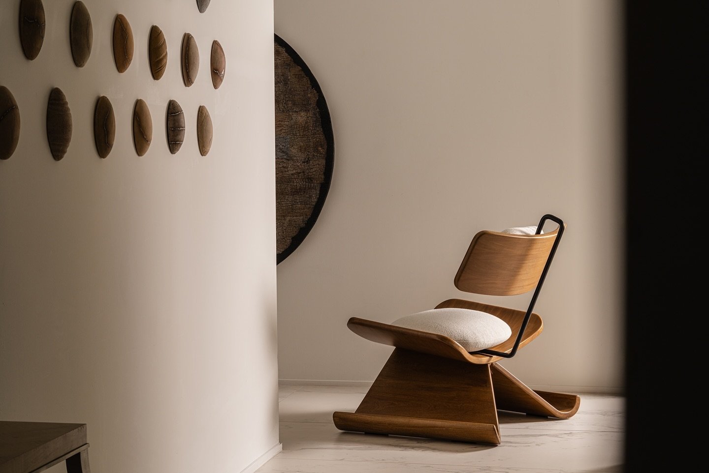 Our favorite shot by @jeannnes 🤎 
Every angle of our Flo lounge chair tells a story. We&rsquo;ve told you a lot so far, so we&rsquo;re curious to see what you all think! 
Comment below one word that best describes the feeling of FLO! 

xxLOBO 

#int