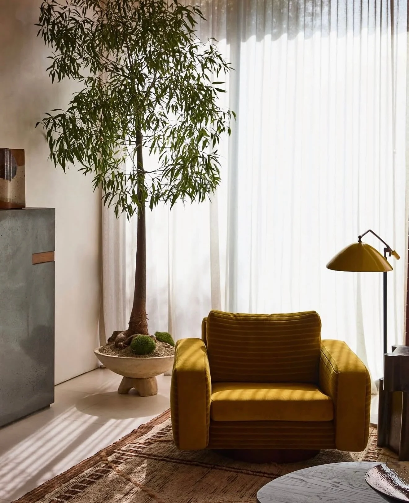 MIDWEEK MUSE Finding inspiration for design always comes through in different ways. We can&rsquo;t get over this @alanamarie_interiors project for @taniasarin 🤎 Every little detail is so perfect! Brava 

xxLOBO 

#interiordesign #design #inspo #furn