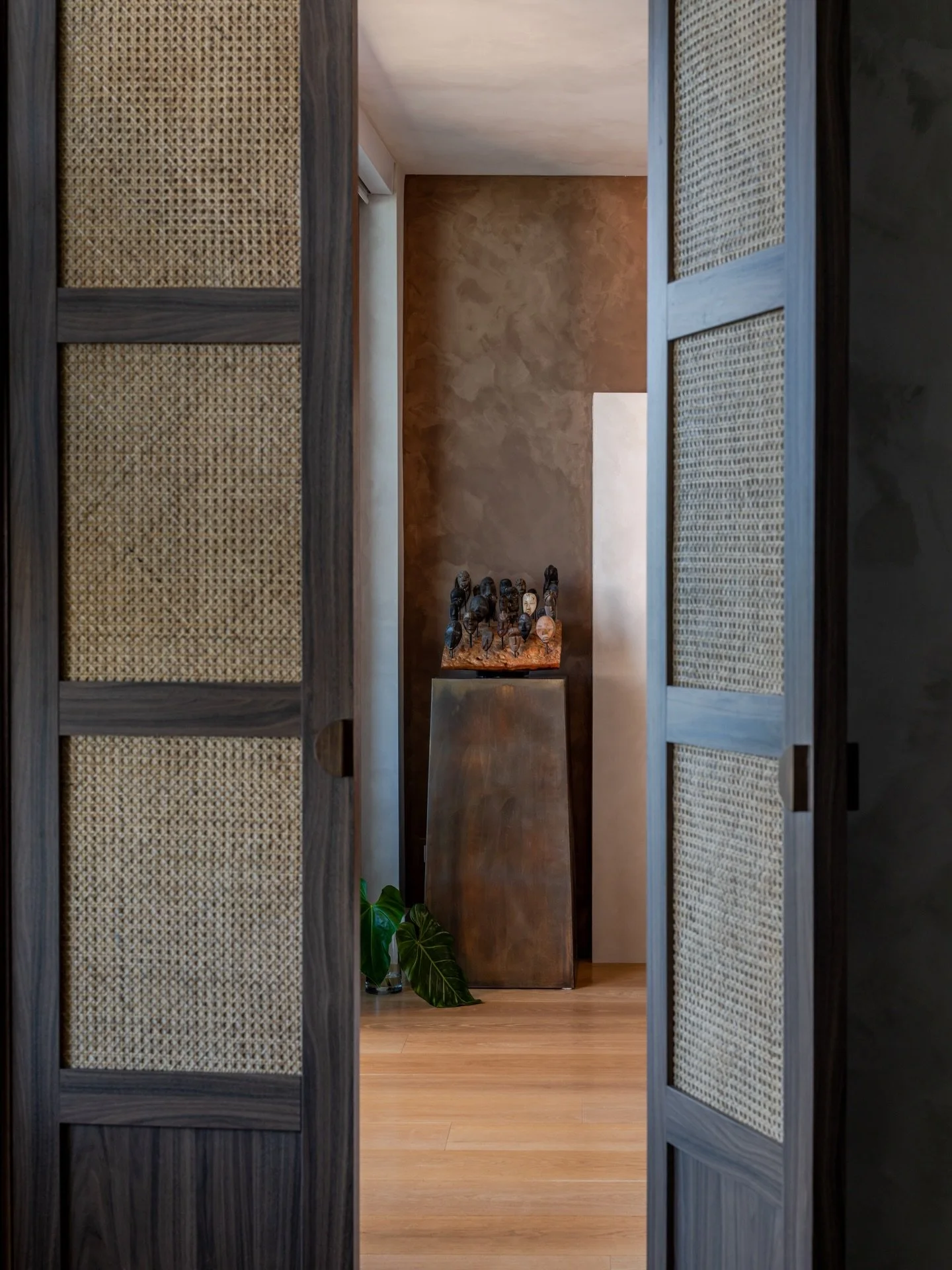 PORTALS We view every doorway, entryway, and hallway as an opportunity to deepen the story of a home. Through intentional design and collaboration with artisan millworkers, we create these timeless moments that elevate the everyday.
For this project,