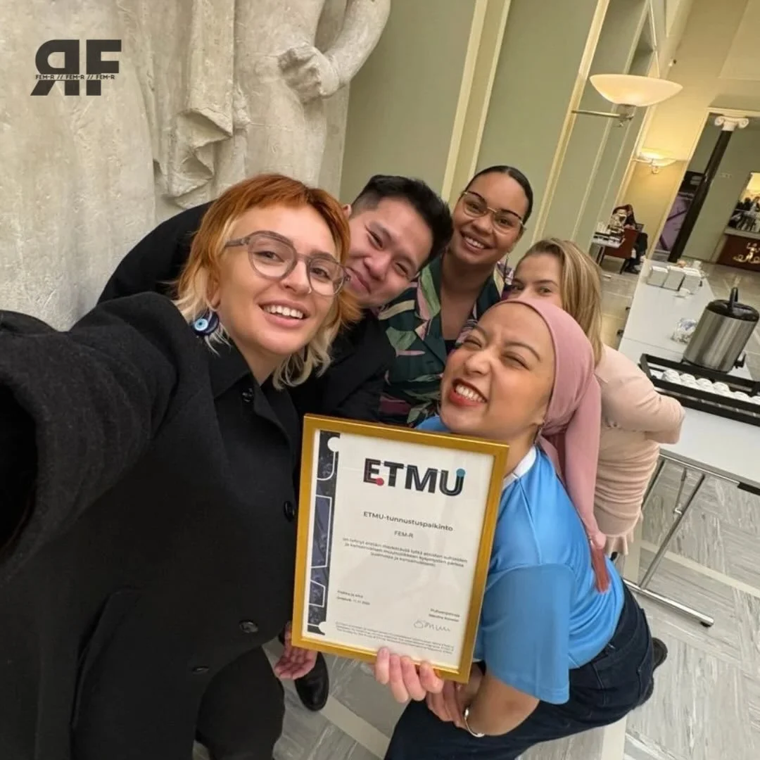 Viikko sitten perjantaina Fem-R sai kunnian vastaanottaa vuoden 2025 ETMU palkinnon! 🤎
ETMU palkinto jaetaa vuosittain ETMU-p&auml;ivien yhteydess&auml; tunnustuksena etnisten suhteiden edist&auml;misest&auml; ja siihen liittyv&auml;st&auml; merkitt