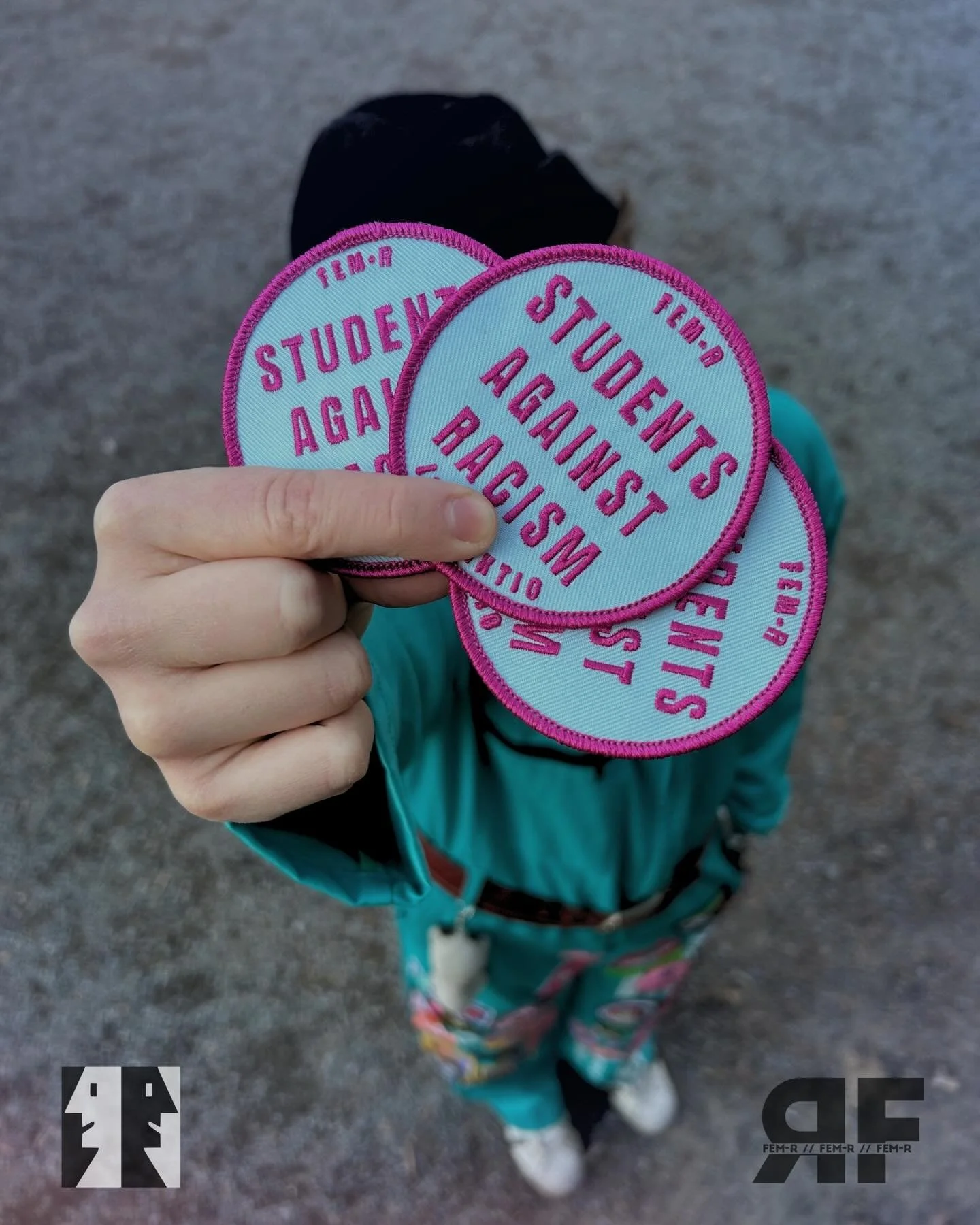 Tue antirasistista ja feministist&auml; toimintaa ja vaikutusty&ouml;t&auml; ostamalla haalarimerkki! 🙂&zwj;↕️
(In English below)

Jokaisen tulisi puuttua rasismiin ja pohtia omassa arjessaan sit&auml;, miten voi aktiivisesti olla antirasisti. T&aum