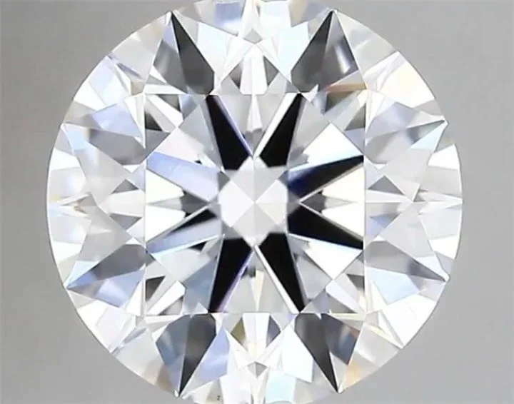 Every bespoke ring begins long before the finished piece.

It starts with an idea, moving to careful stone selection, understanding cut, symmetry, and how a diamond handles light before deciding on design sketches, CAD, and the final setting.

Each s