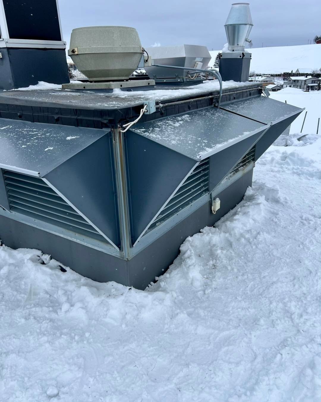Produksjon og montering av ventilasjonskapper p&aring; industribygg

Vi har produsert og montert spesialtilpassede ventilasjonskapper p&aring; dette industribygget, designet for &aring; beskytte og effektivisere ventilasjonssystemet. Solid utf&oslash