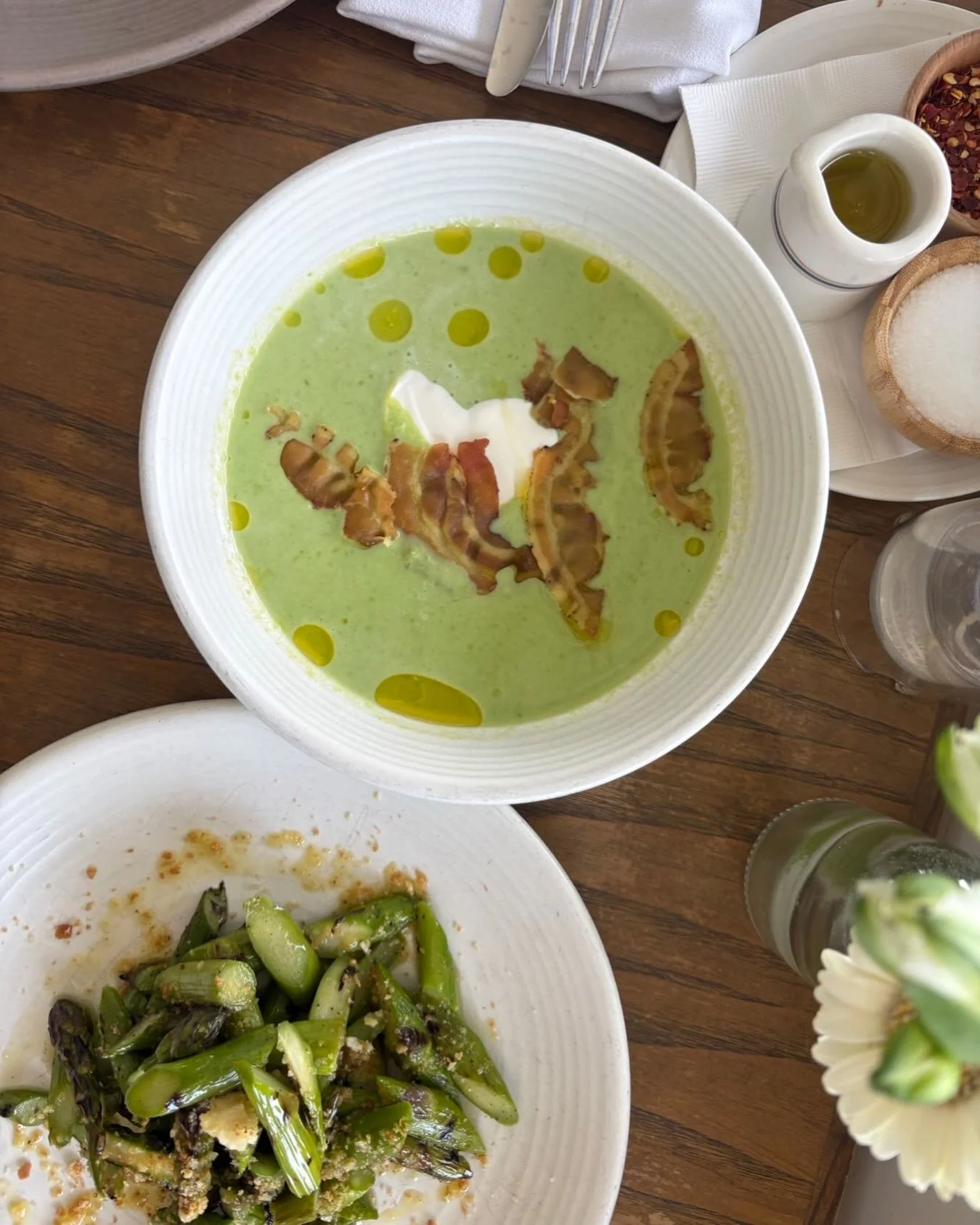 A chilled English pea soup with crispy speck is a cool way to start off a spring dinner on the water. The dishes are greener on the other side of winter 🌱