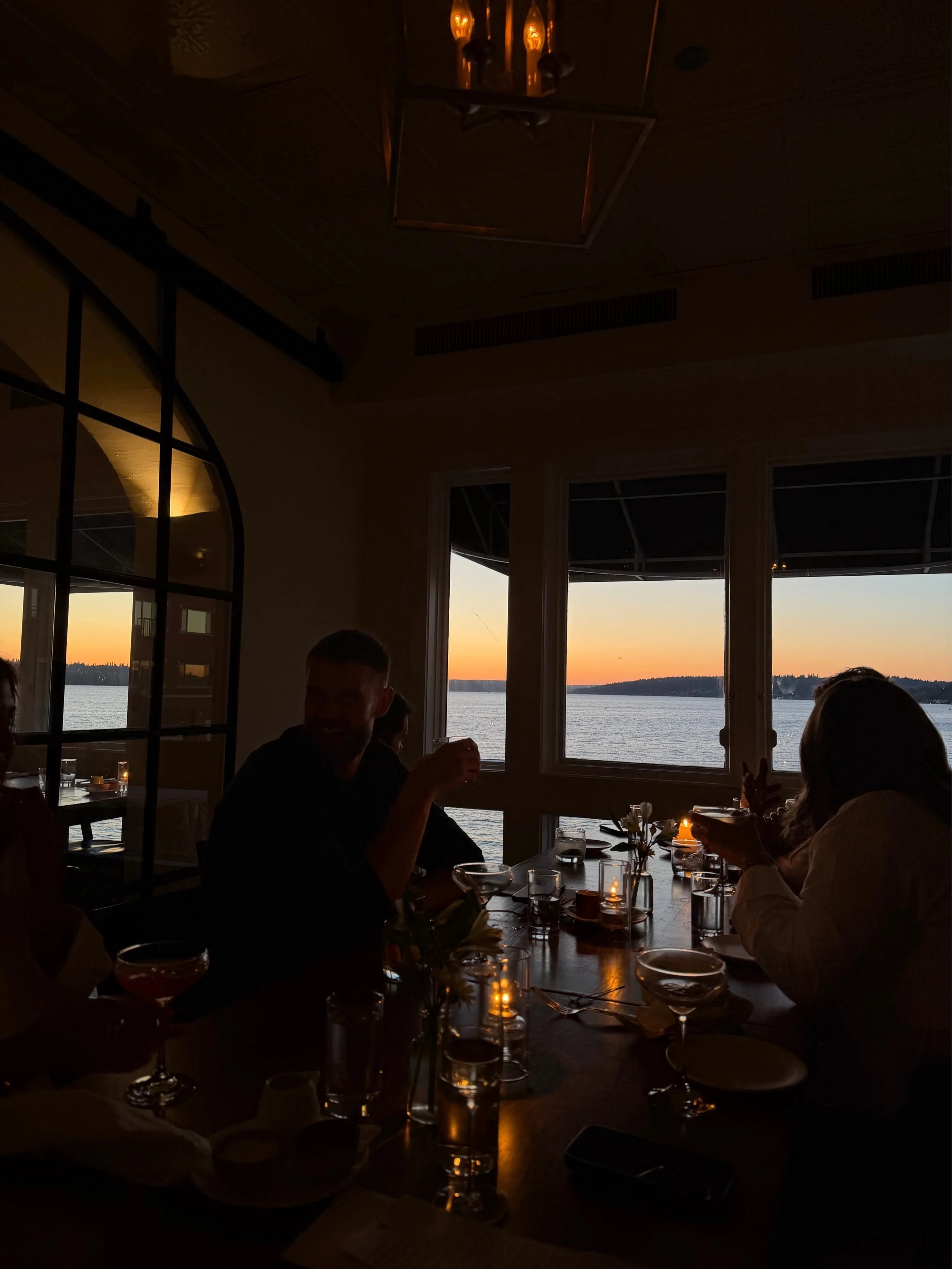 Sunset dinners in the wine room 🤝 core memories 

📷 @jackierschneider