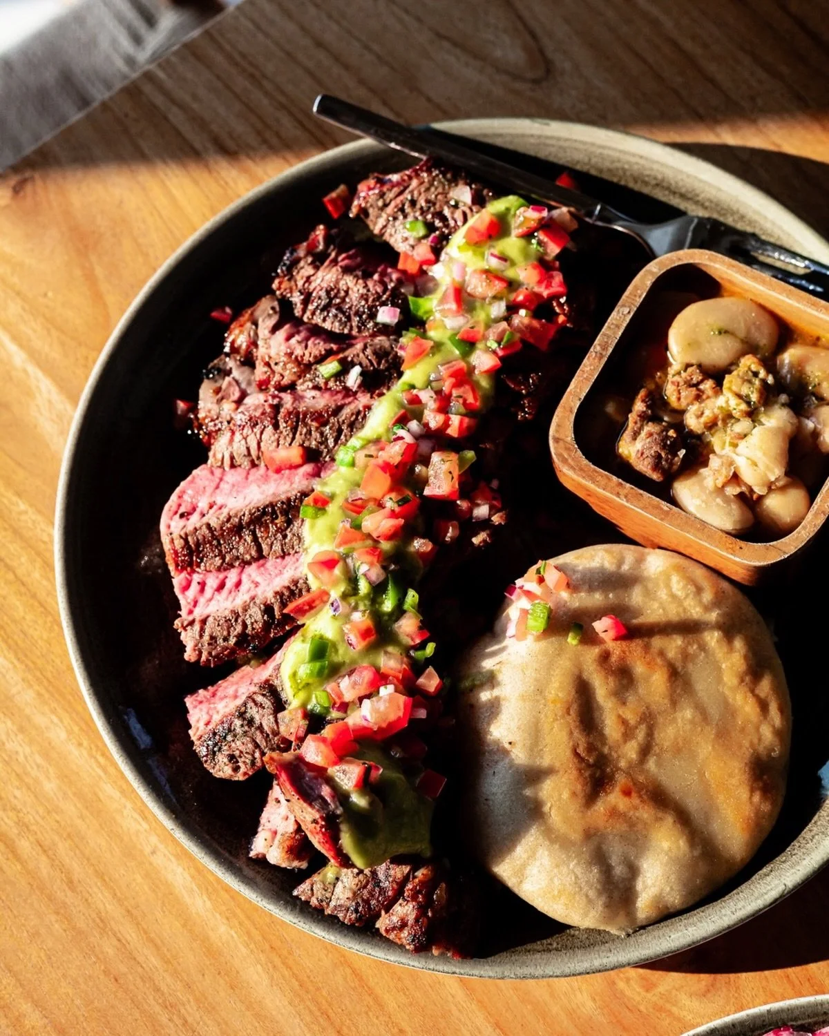Just because it&rsquo;s sunny, that doesnt mean you have to grill. Leave the steaks to us! We have ribeyes, flanks, wagyus and t-bones. And have you seen our patio 😉 

📷 @eatmorecakebycandice