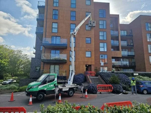Residential-Cherry-Picker-Exterior-Clenaing