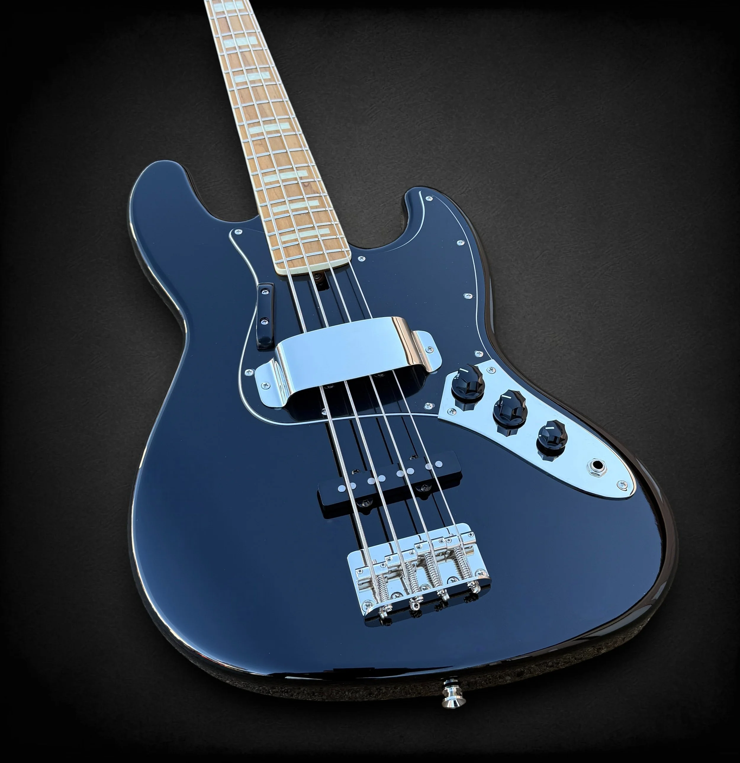 Modern Vintage MVJ4-72 Piano Black FRONT TL-Photoroom.jpg