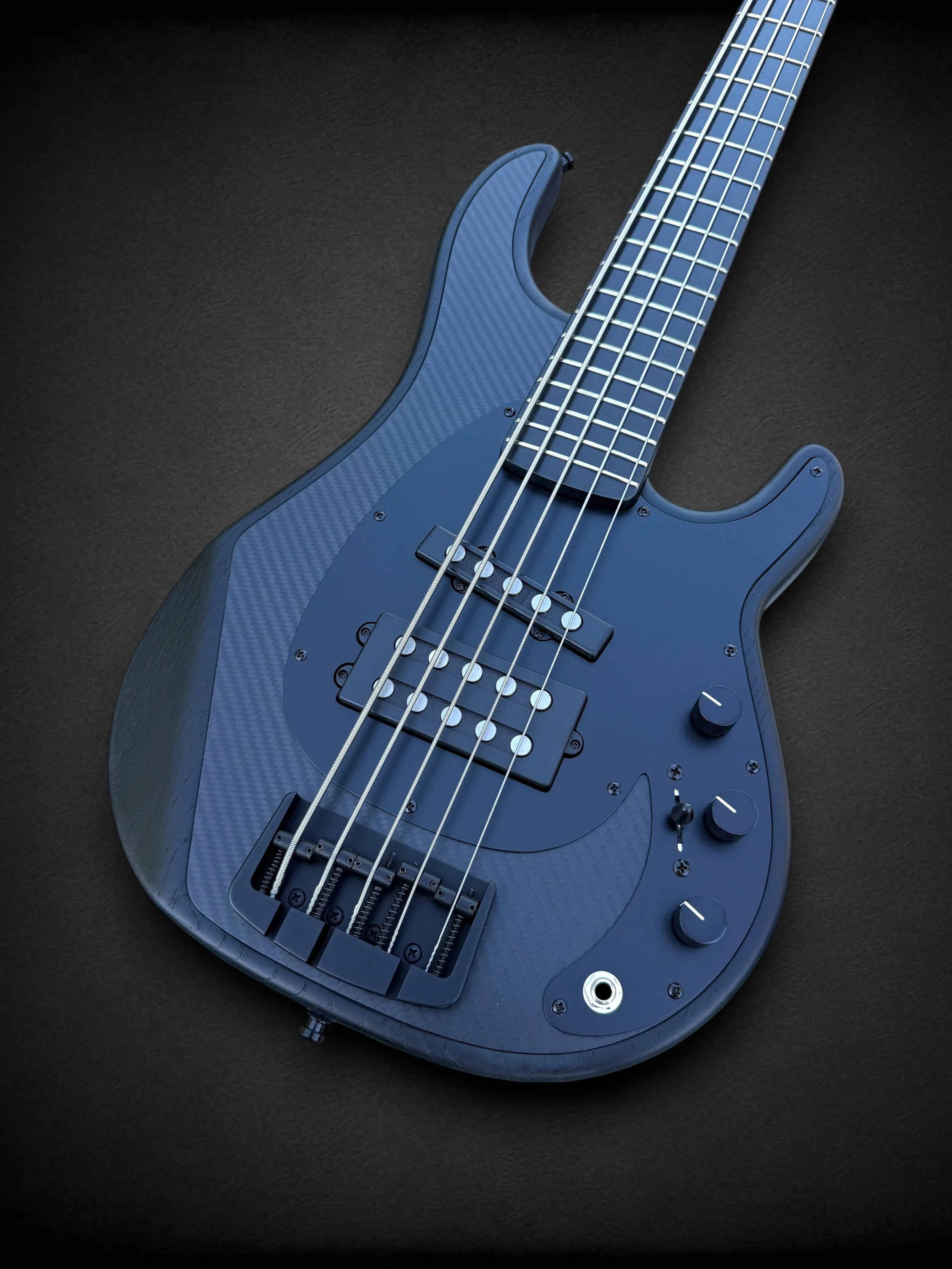 Alusonic Django 5 Deluxe Carbon FRONT TILTED R-Photoroom.jpg