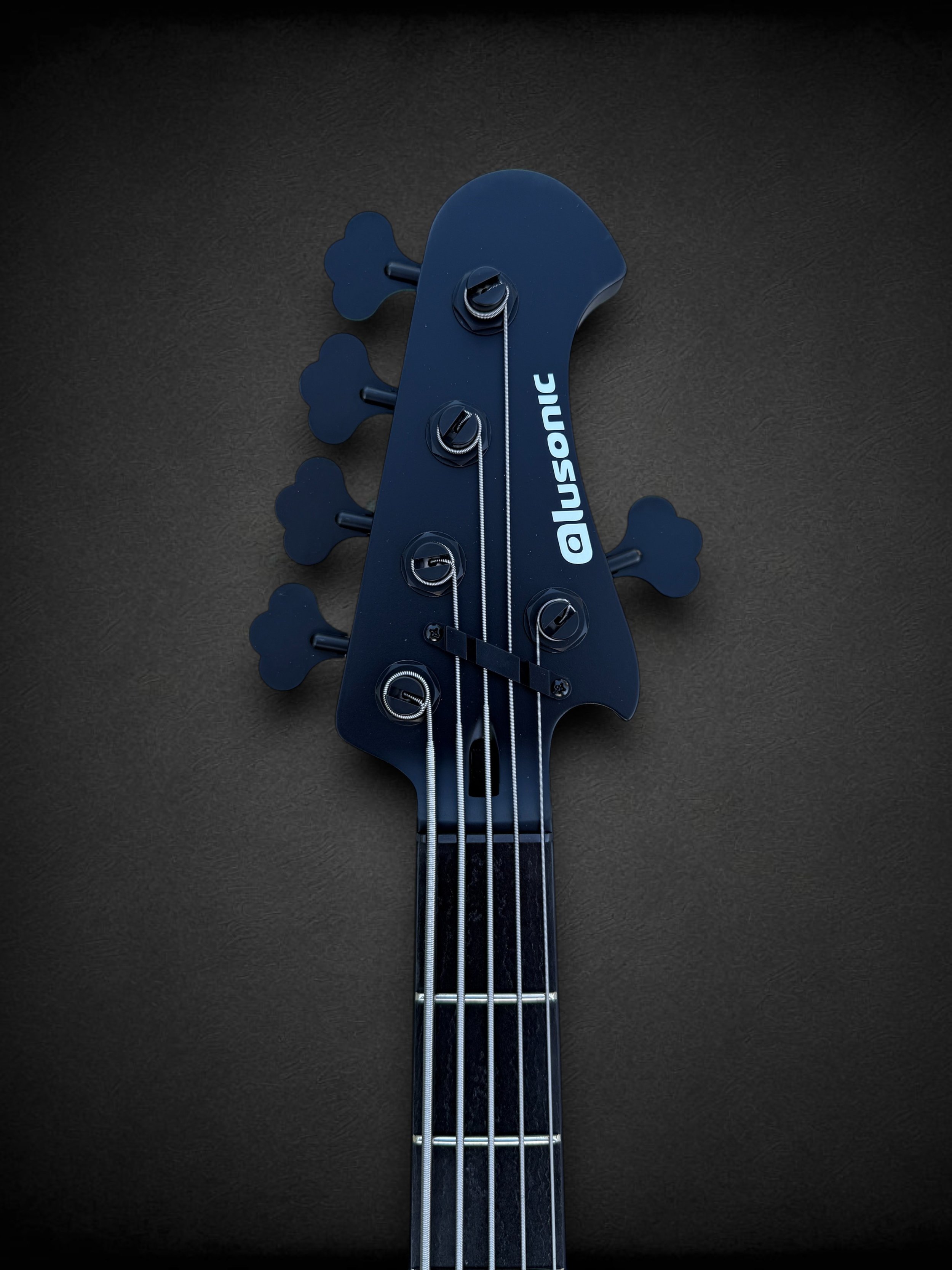 Alusonic Django 5 Deluxe Carbon FRONT HEADSTOCK-Photoroom.jpg