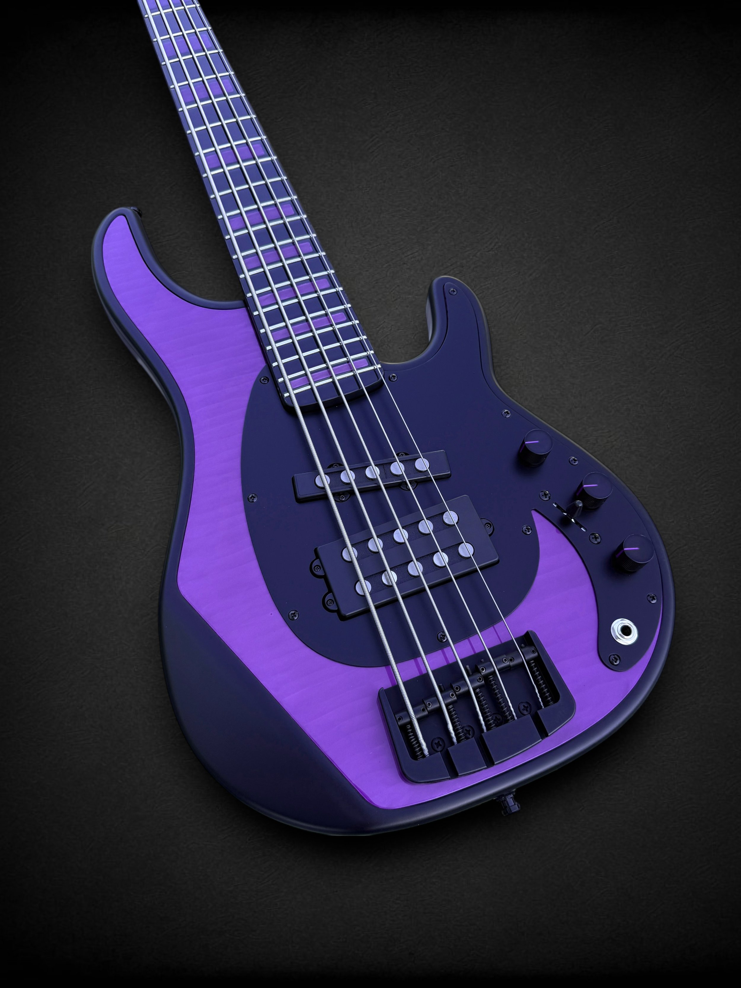 Alusonic Django Deluxe Custom Shop 5 FRONT TILTED L-Photoroom.jpg
