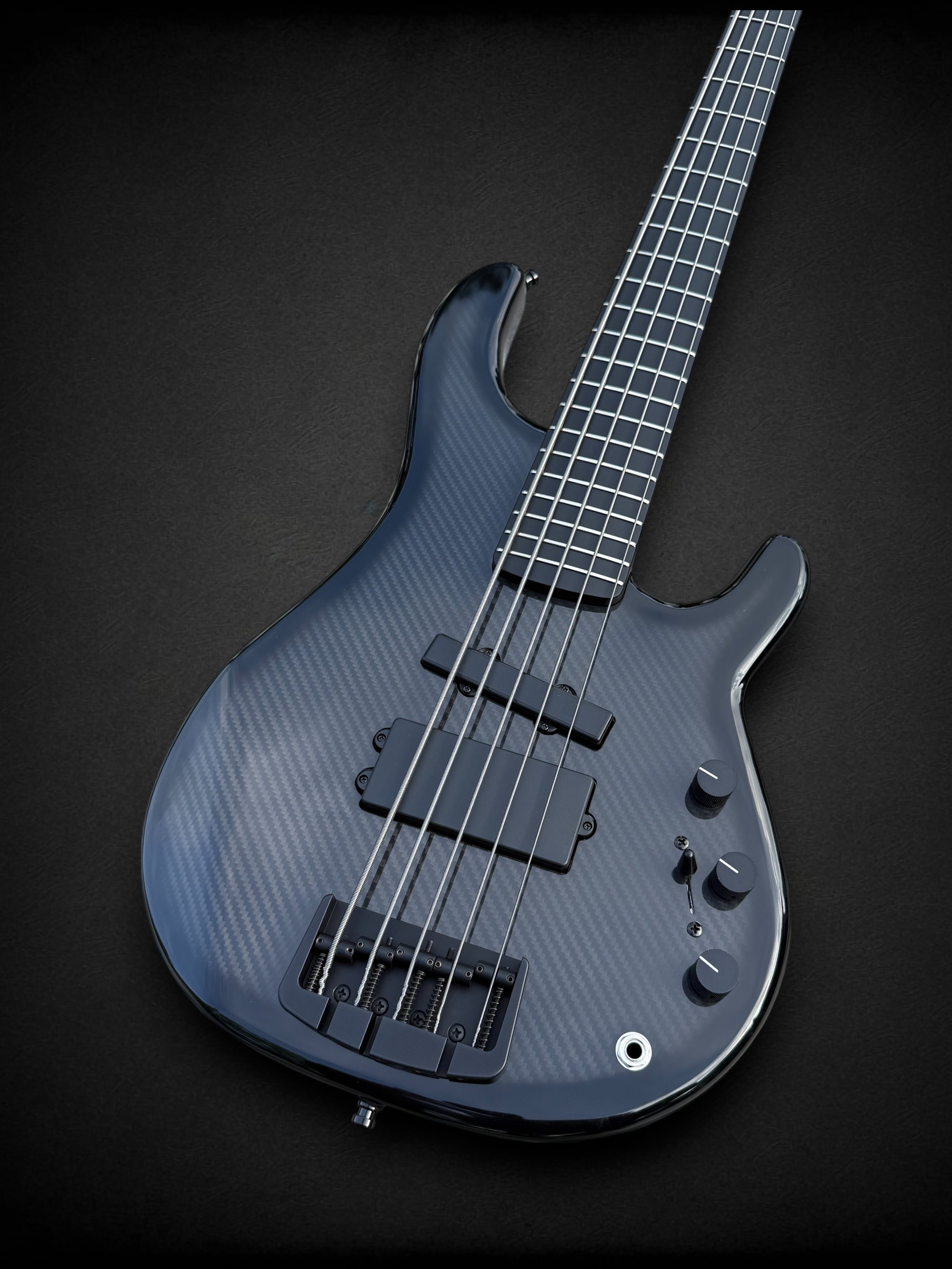 Alusonic Django Standard 5 Carbon FRONT TILTED R-Photoroom.jpg